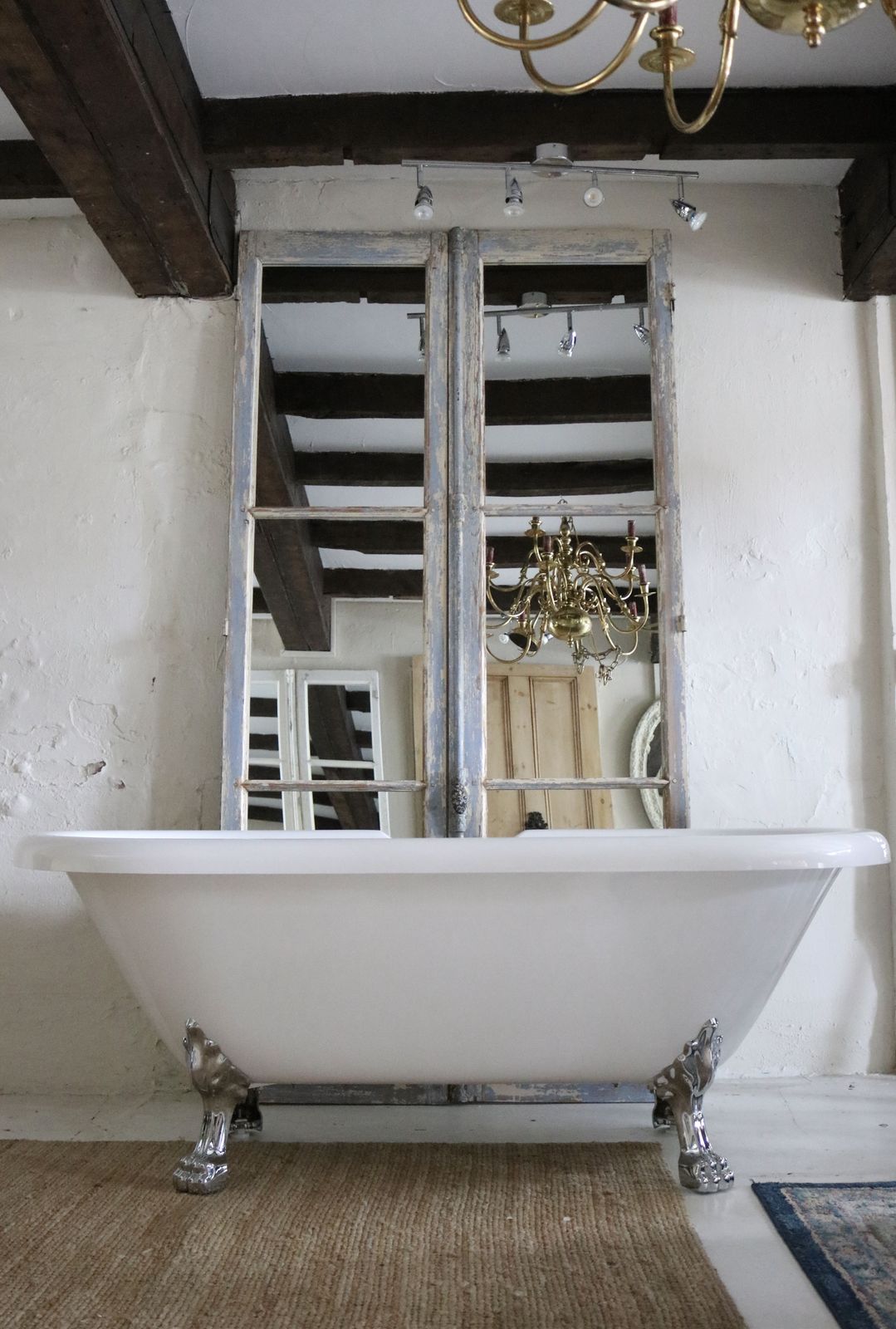 300.0 Stylish Acrylic Modern Roll Top Bath With Silver Ball And Claw Feet photo