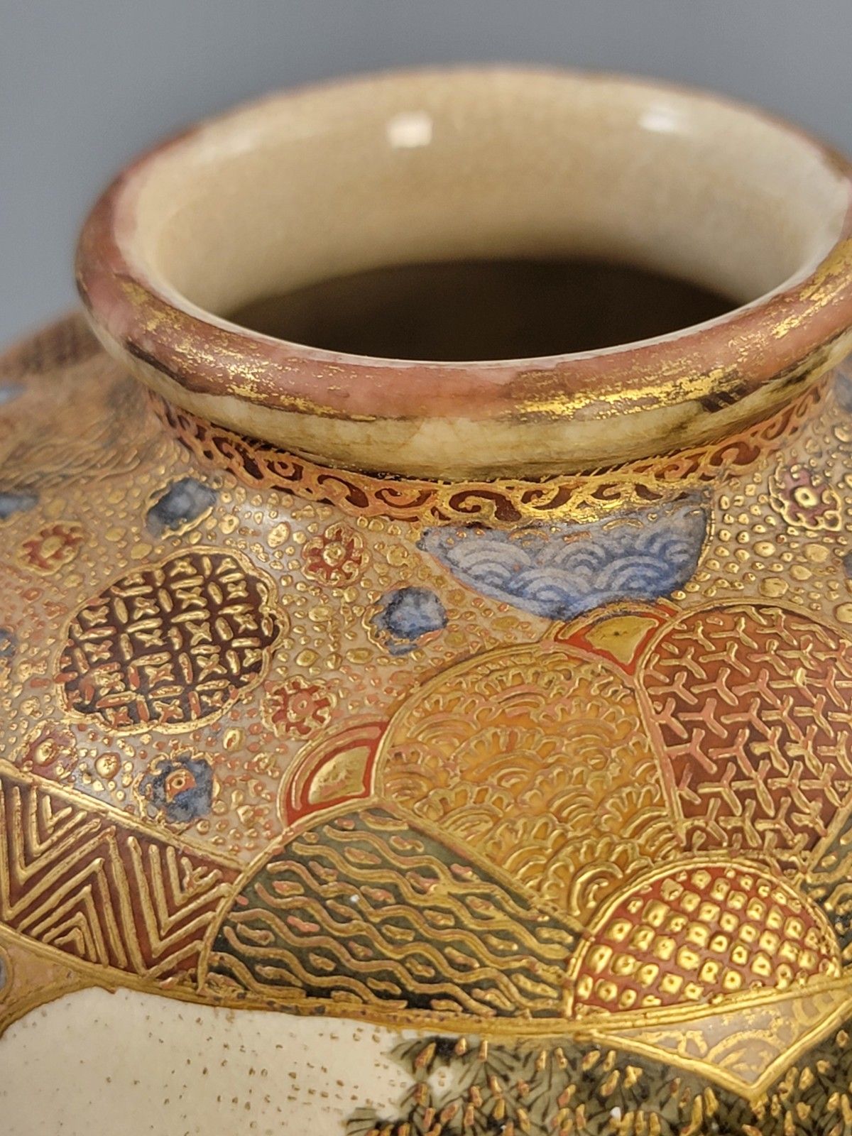 photo vinterior Antique Japanese Satsuma Vase With Gilt Moriage Court Figures By Gyokuzan, Meiji Era