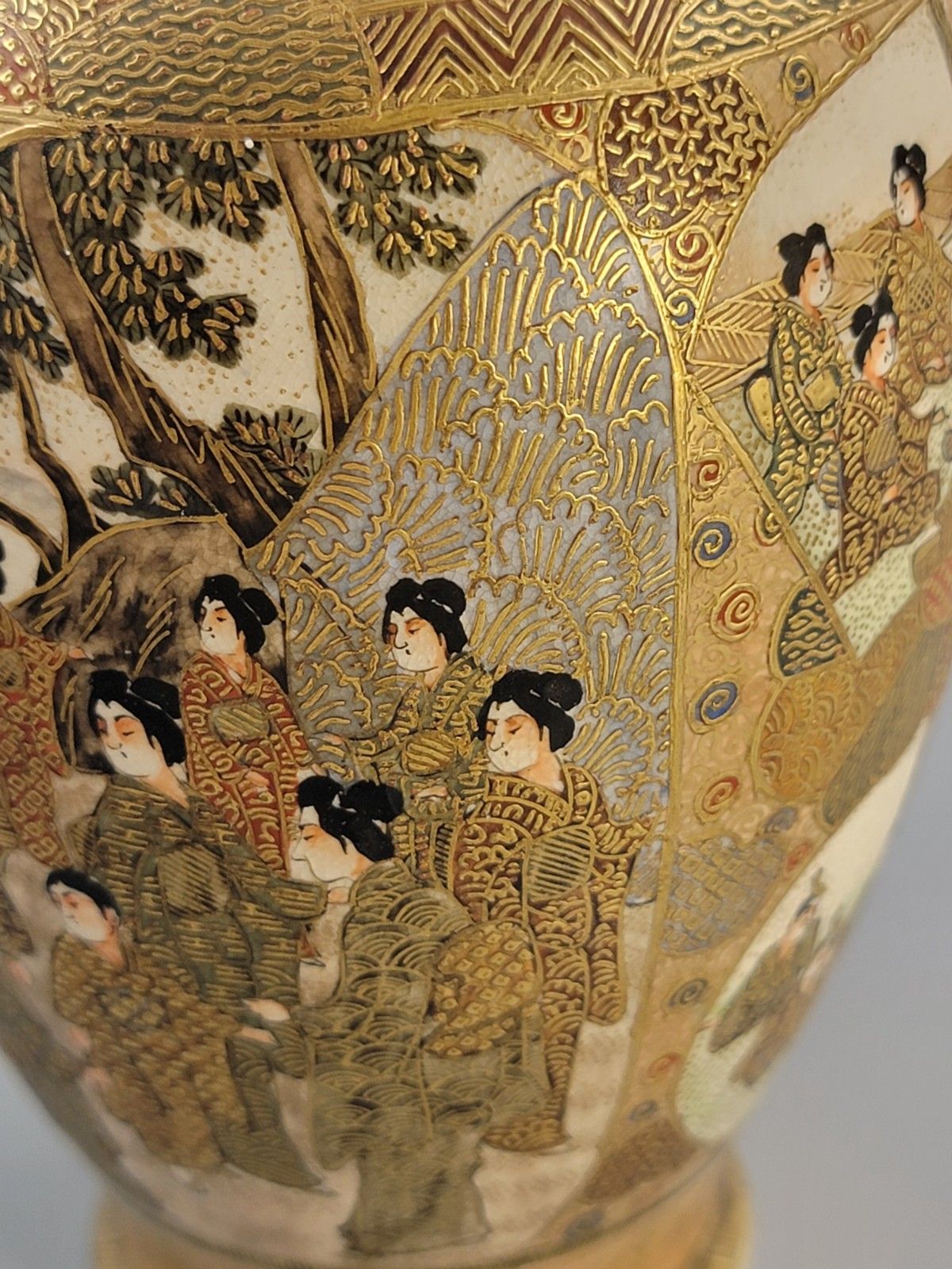 photo vintage Antique Japanese Satsuma Vase With Gilt Moriage Court Figures By Gyokuzan, Meiji Era
