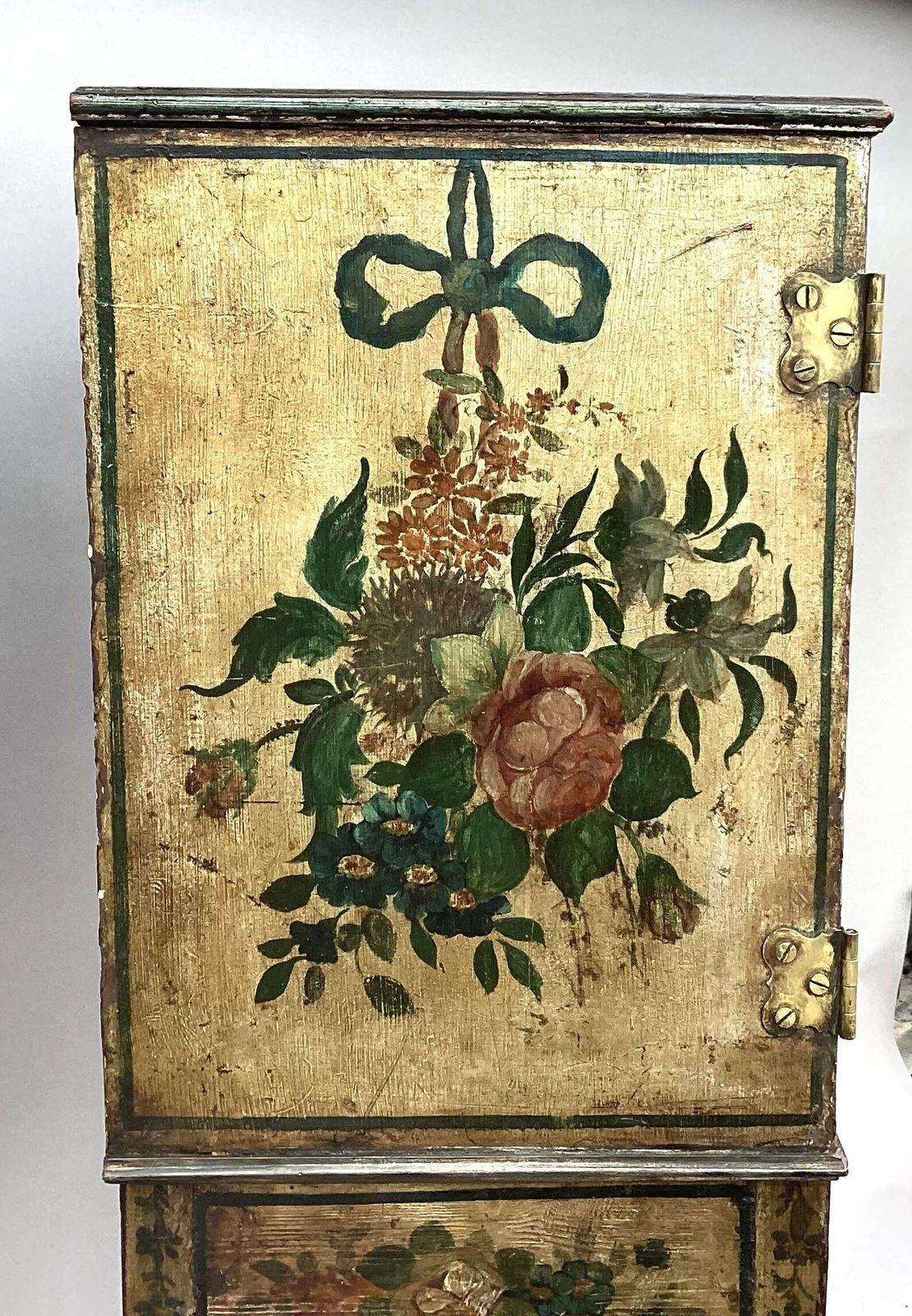 photo vinterior Charming Late C18th Painted Cabinet On Stand Of Small Proportions