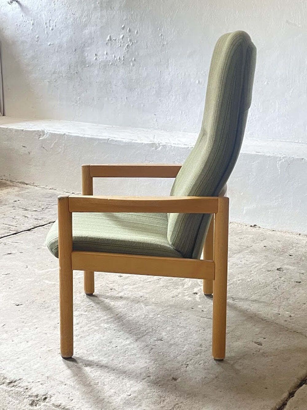 Scandinavische fauteuil met hoge rug photo Meubels