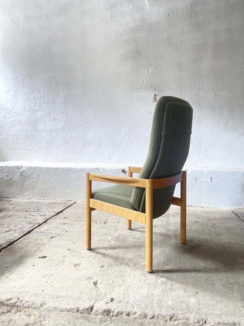 Scandinavische fauteuil met hoge rug photo 567.0