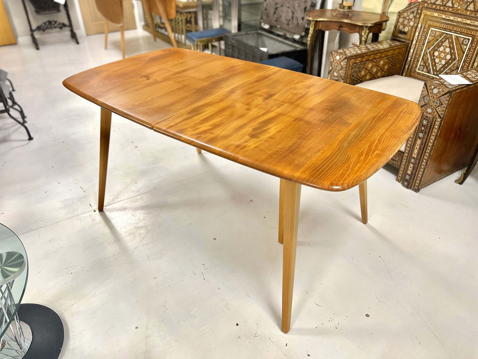 Ercol 444, Grand Windsor Elm Extending Dining Table photo 1745.0