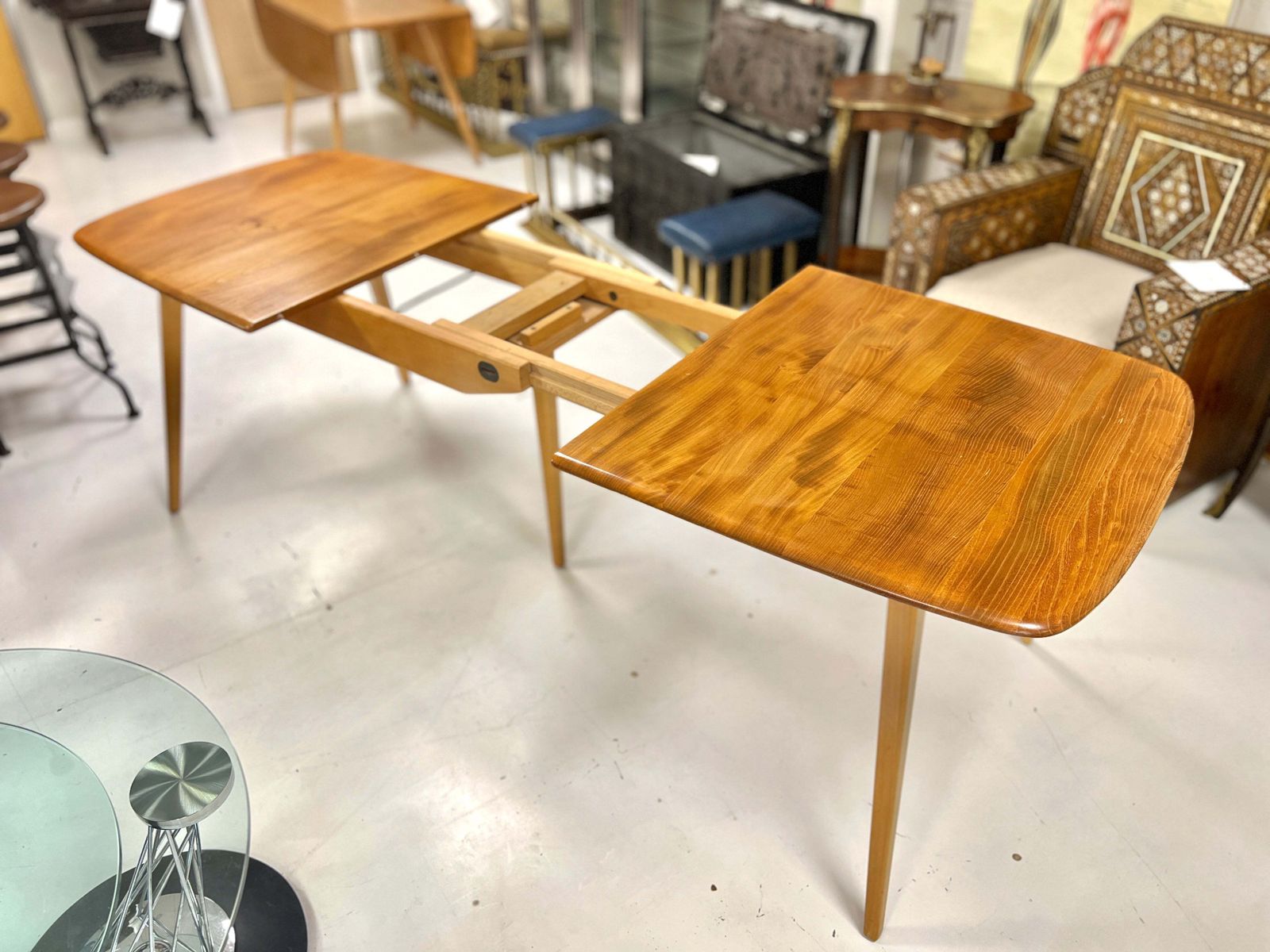 Ercol 444, Grand Windsor Elm Extending Dining Table photo vinterior