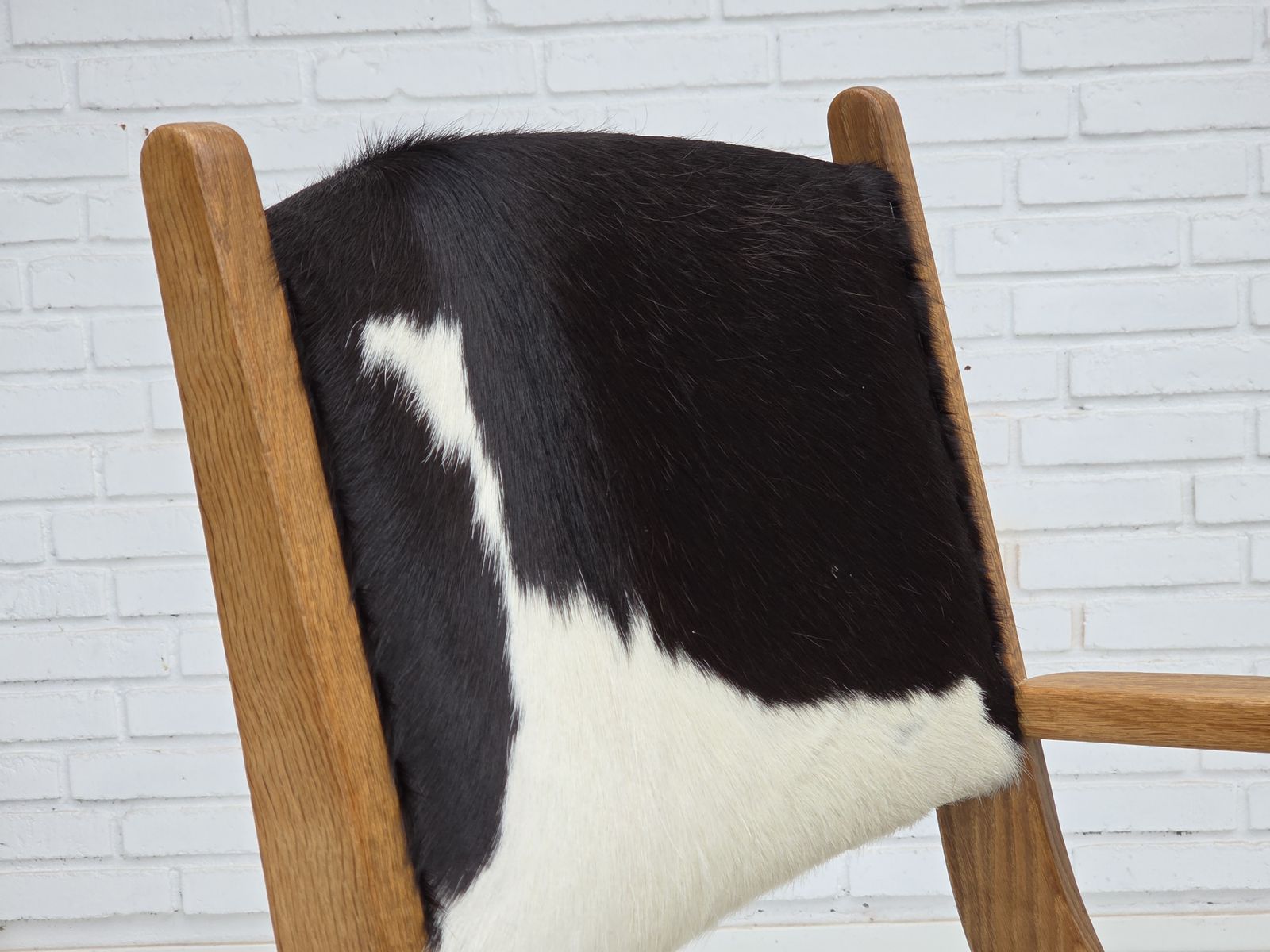 Ca. Jaren 1960, Deense Fauteuil Met Hoge Rug, Echt Koehide, Eikenhout, Opnieuw Bekleed. photo vinterior
