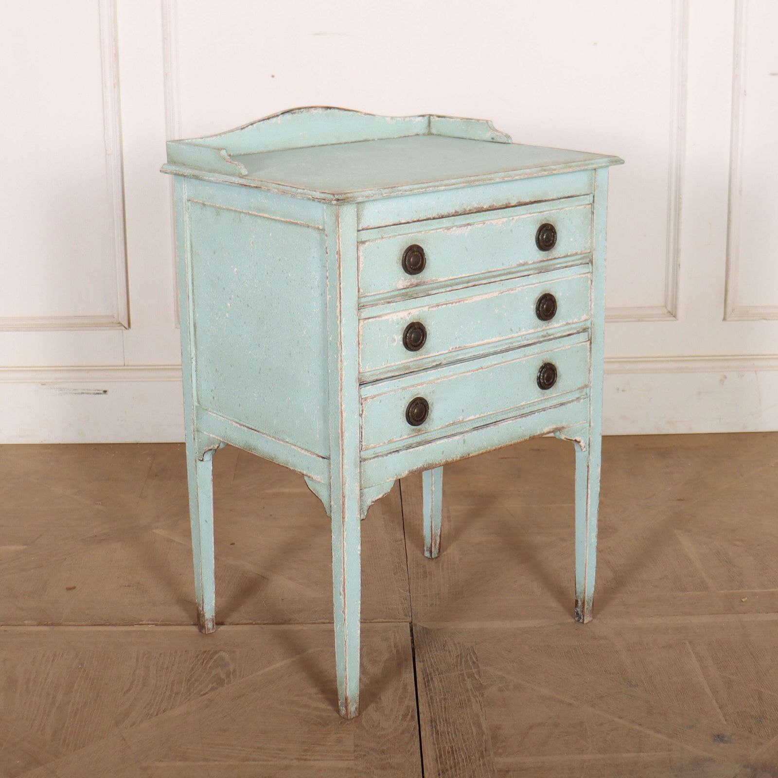 English Painted Bedside Cabinet photo vinterior