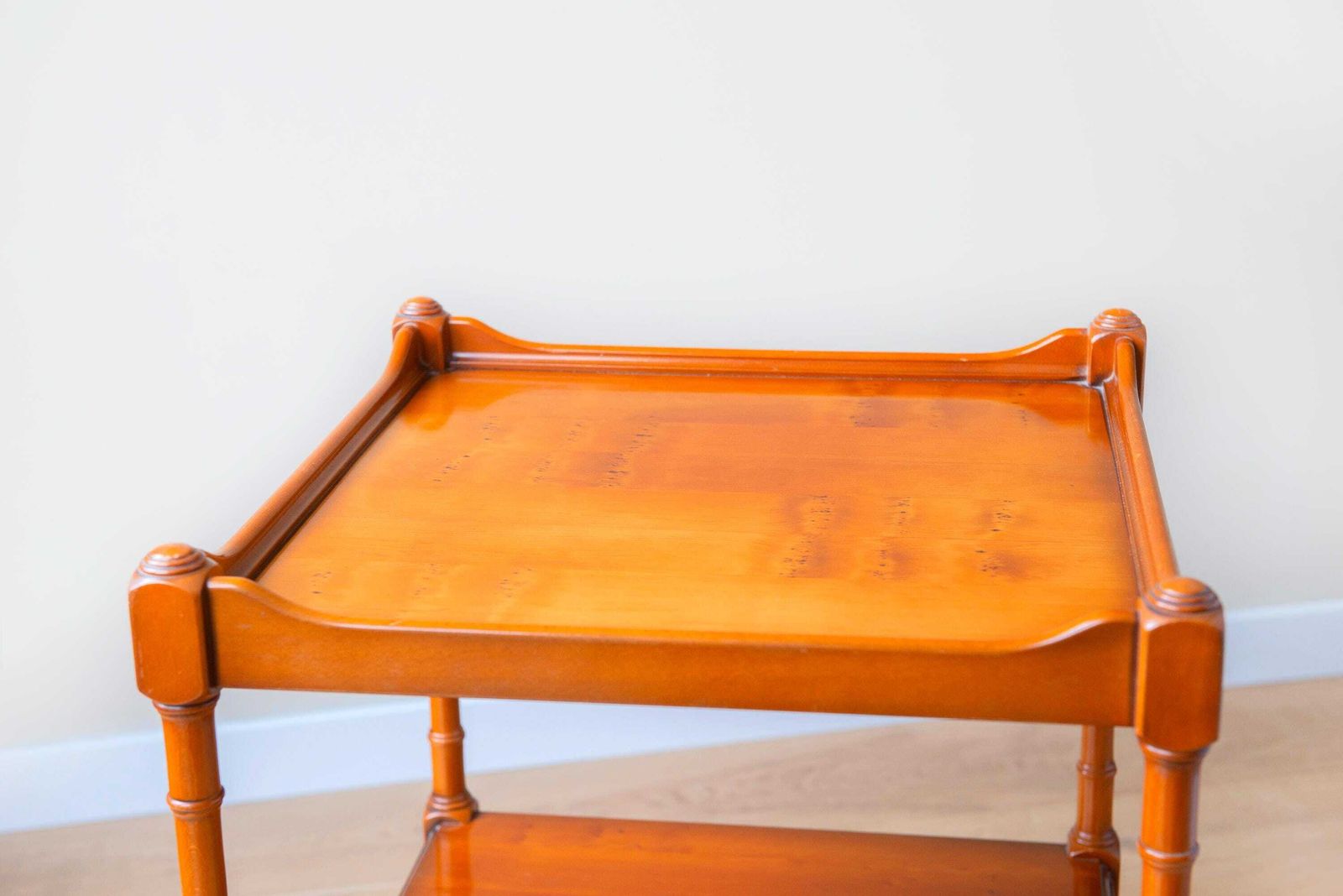 Table étagère vintage en bois, pieds en faux bambou, table d'appoint de style victorien, table roulante de service photo buy