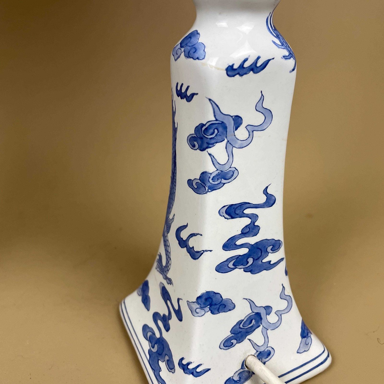 photo vinterior Pair Oriental Ceramic Candlestick Lamps With Shades Blue White Dragon Design Vintage Chinoiserie Porcelain Bedside Table Lighting Chinese