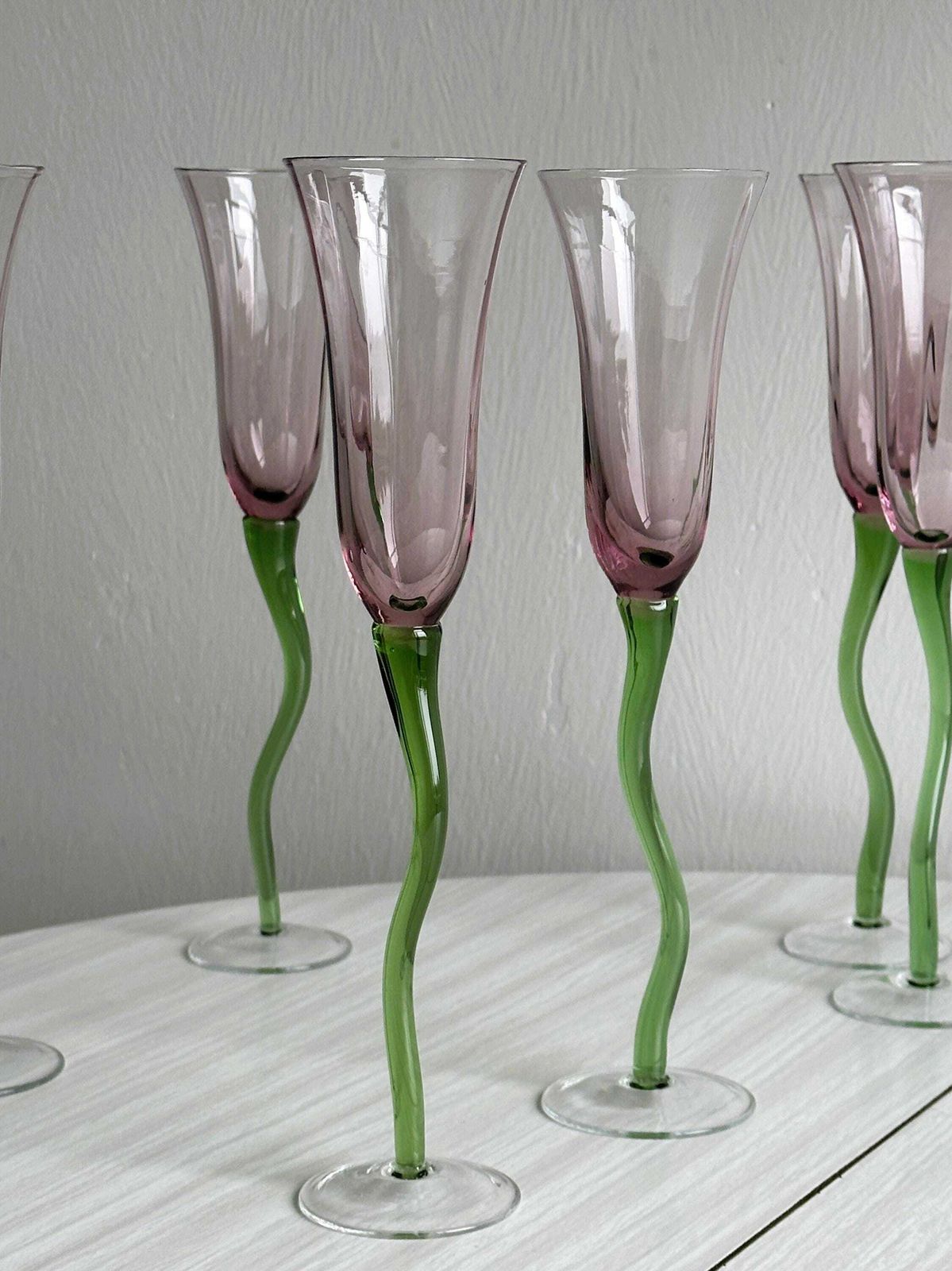 Set van 6 champagneglazen van geblazen glas, groen gedraaide voet, doorschijnend roze tulpvorm, unieke en elegante tafeldecoratie, cadeau photo 320.0