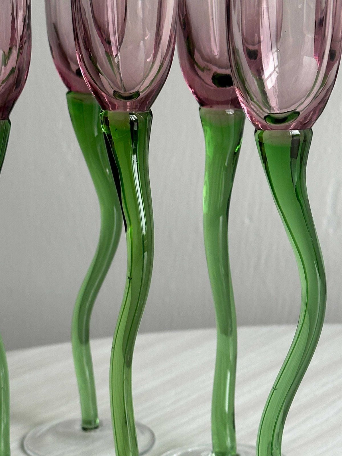 Set Of 6 Blown Glass Champagne Glasses, Green Twisted Feet, Translucent Pink Tulip, Unique And Elegant Table Decoration, Gift photo vinterior