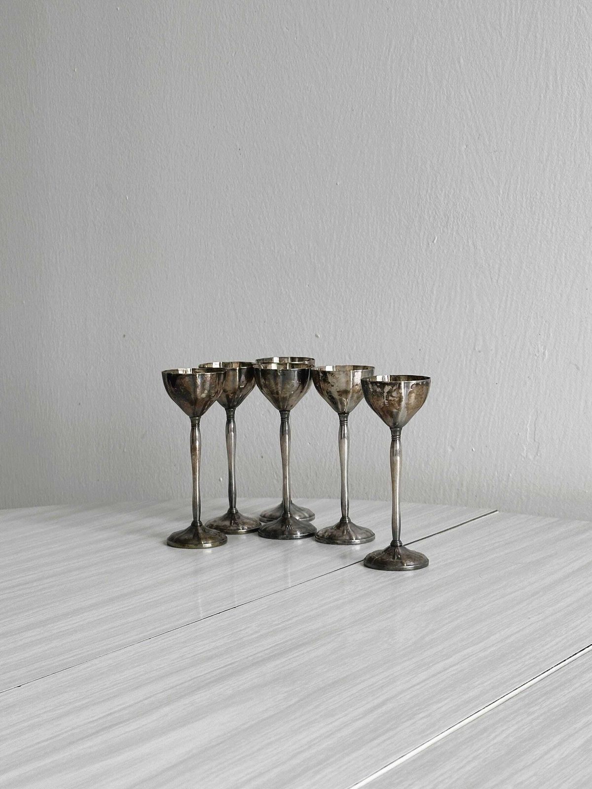 Lot de 6 coquetiers d'époque en métal patiné, art de la table vintage