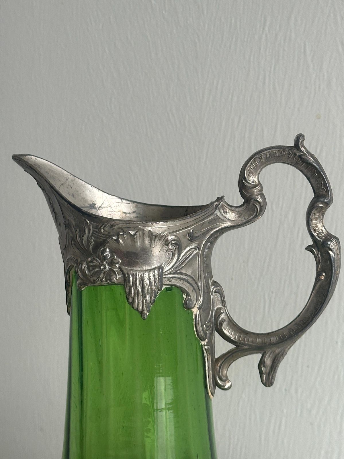Pichet d'époque en verre soufflé vert translucide, décoration en métal, carafe d'époque, cadeau artistique, art de la table photo furniture