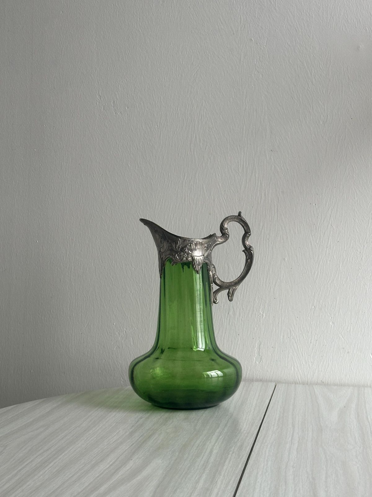 Pichet d'époque en verre soufflé vert translucide, décoration en métal, carafe d'époque, cadeau artistique, art de la table photo Décoration