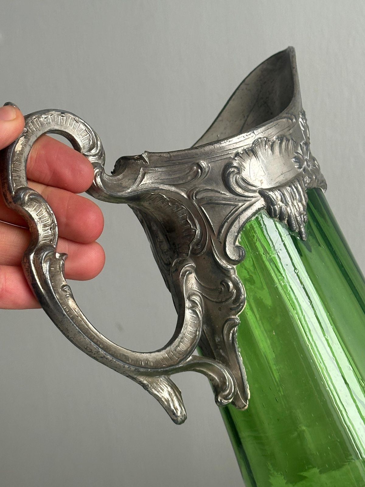 Pichet d'époque en verre soufflé vert translucide, décoration en métal, carafe d'époque, cadeau artistique, art de la table photo vinterior