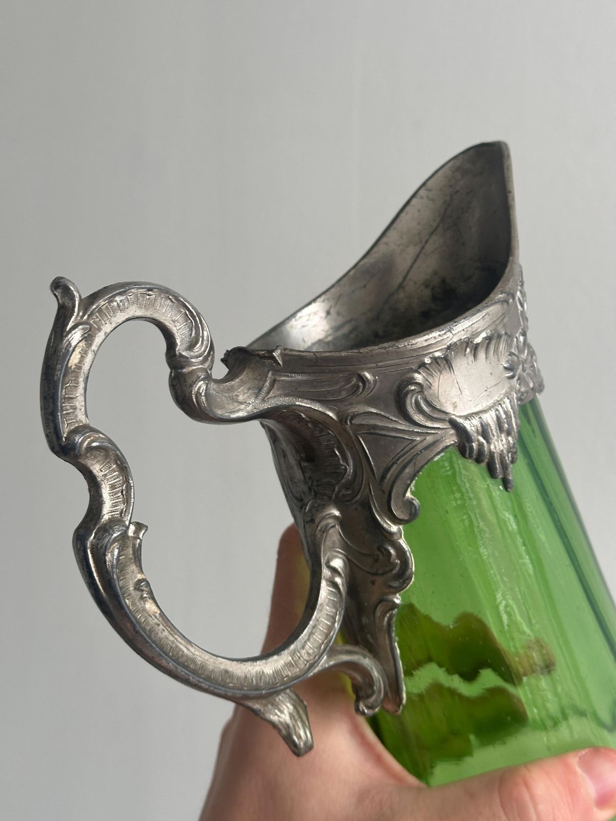 photo for sale Pichet d'époque en verre soufflé vert translucide, décoration en métal, carafe d'époque, cadeau artistique, art de la table