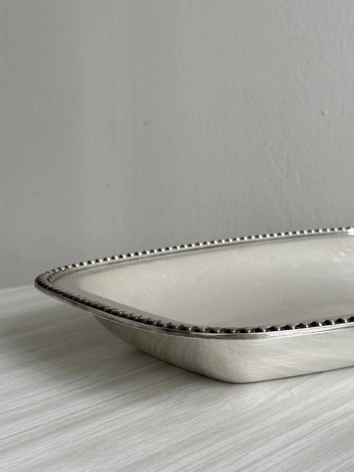 Plat rectangulaire en métal argenté, plat de service vintage pour buffet ou dîner, art de la table chic et raffiné photo furniture