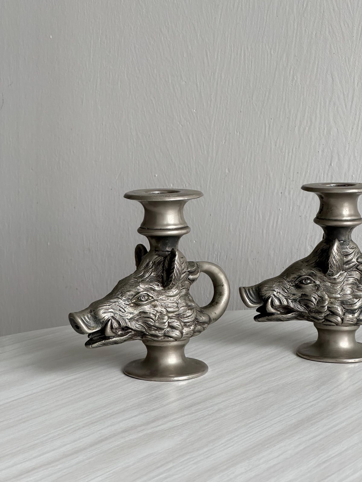 Paire de bougeoirs en métal à décor de sangliers, objets de table d'époque, décoration rustique, décor de cheminée photo furniture