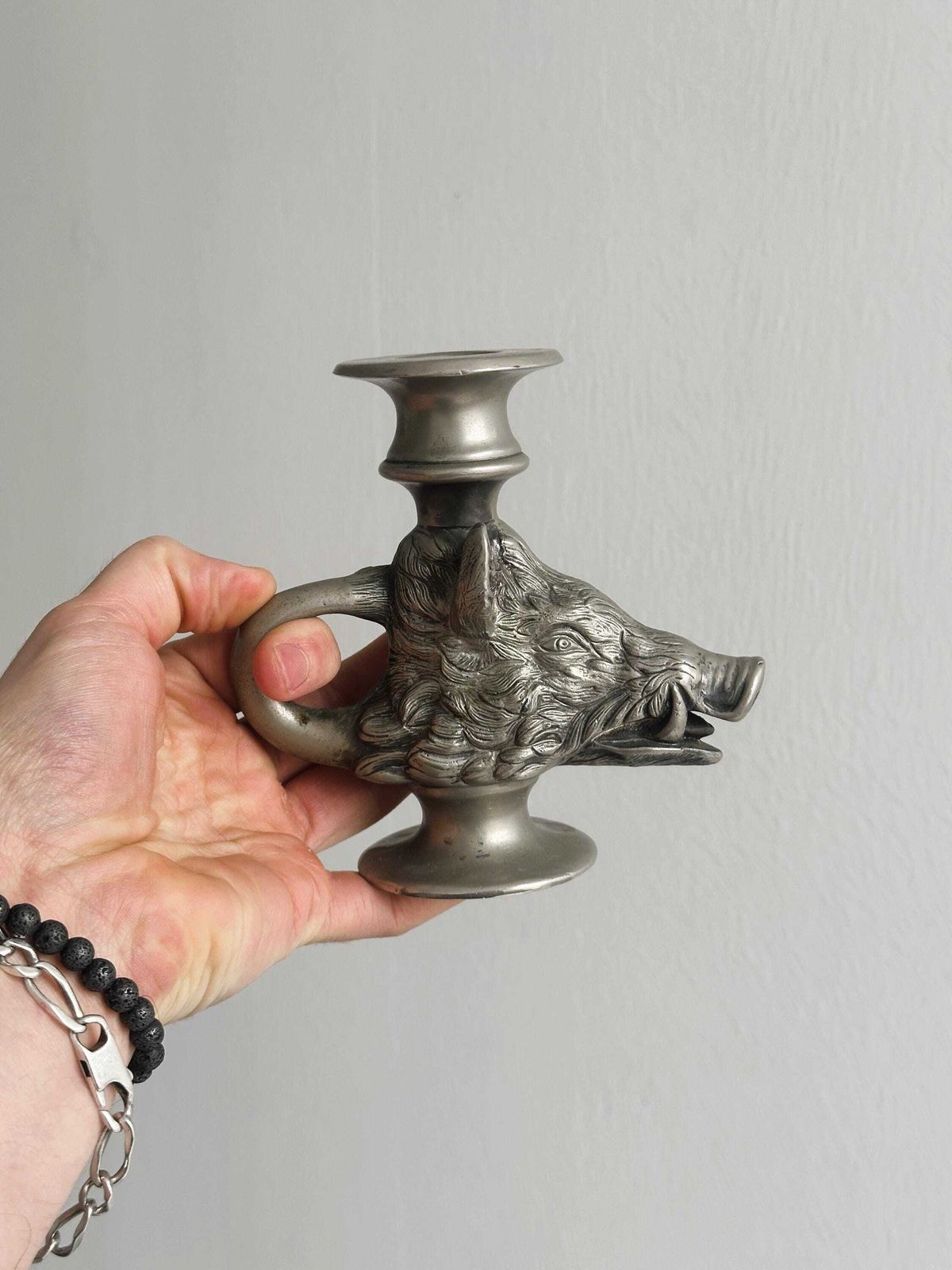 Paire de bougeoirs en métal à décor de sangliers, objets de table d'époque, décoration rustique, décor de cheminée photo Décoration