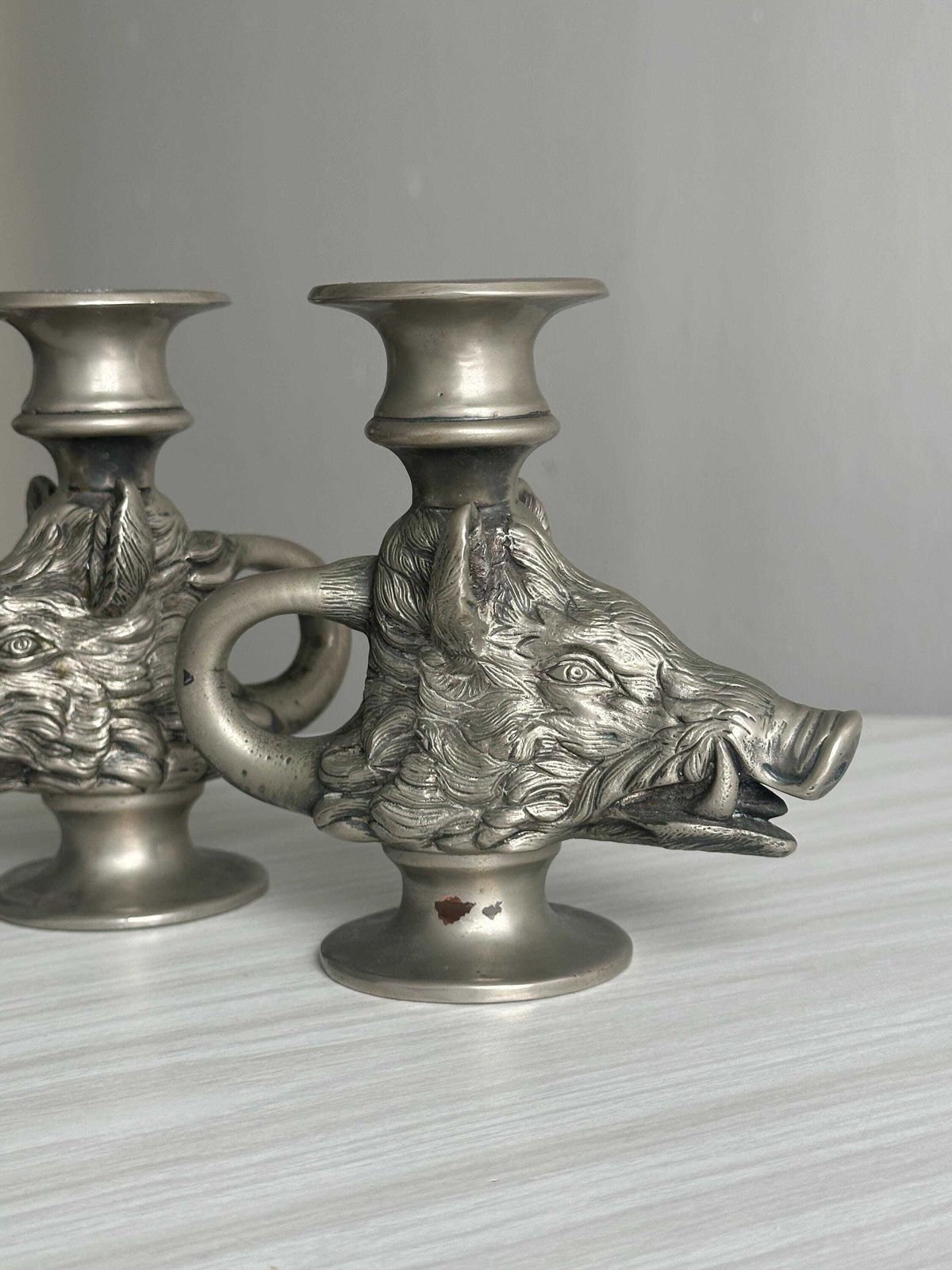 Paire de bougeoirs en métal à décor de sangliers, objets de table d'époque, décoration rustique, décor de cheminée photo vintage