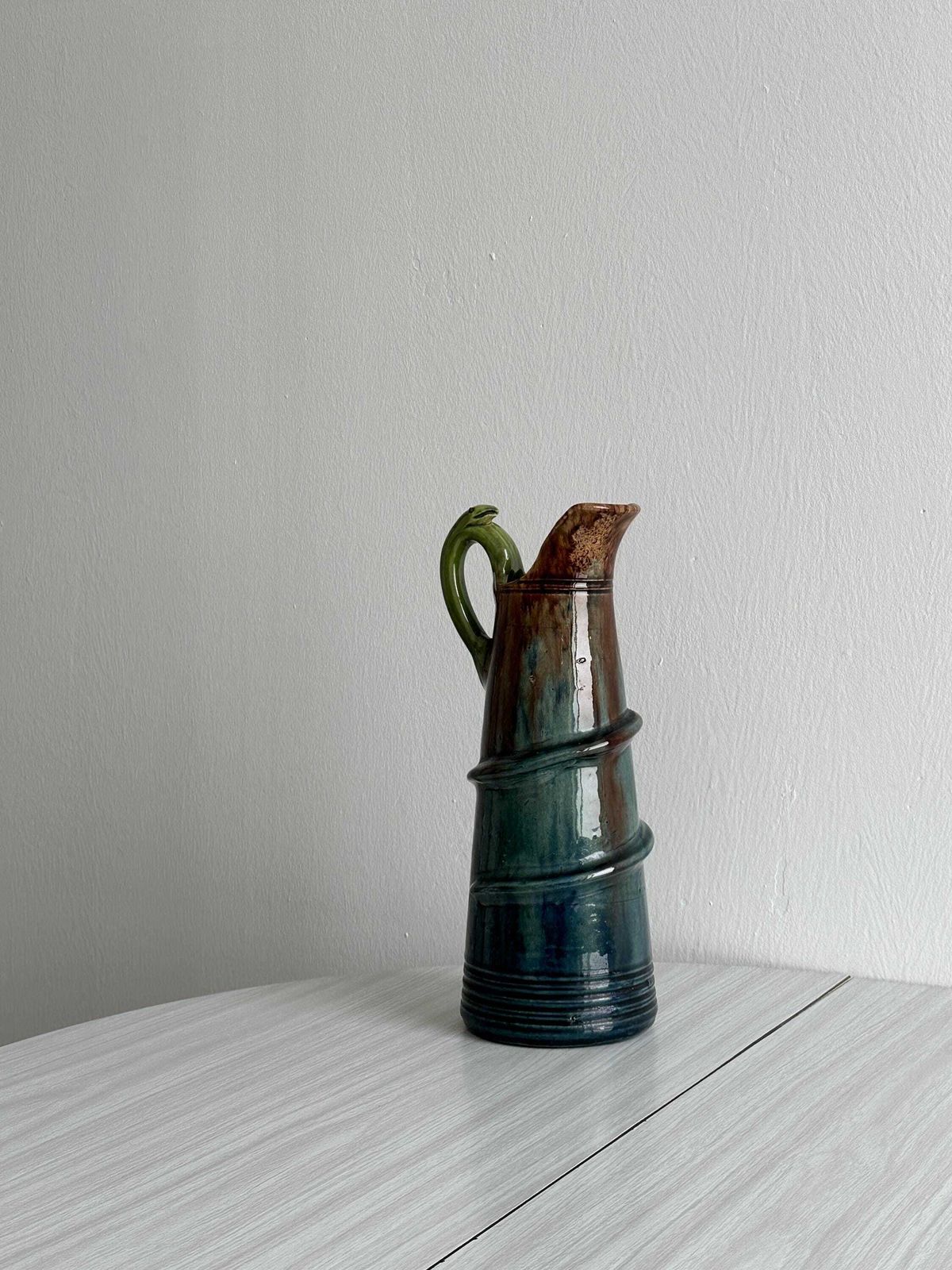 Pichet en céramique émaillée fait main, design unique avec anse en forme de serpent, finition verte et bleue, poterie artisanale photo Décoration