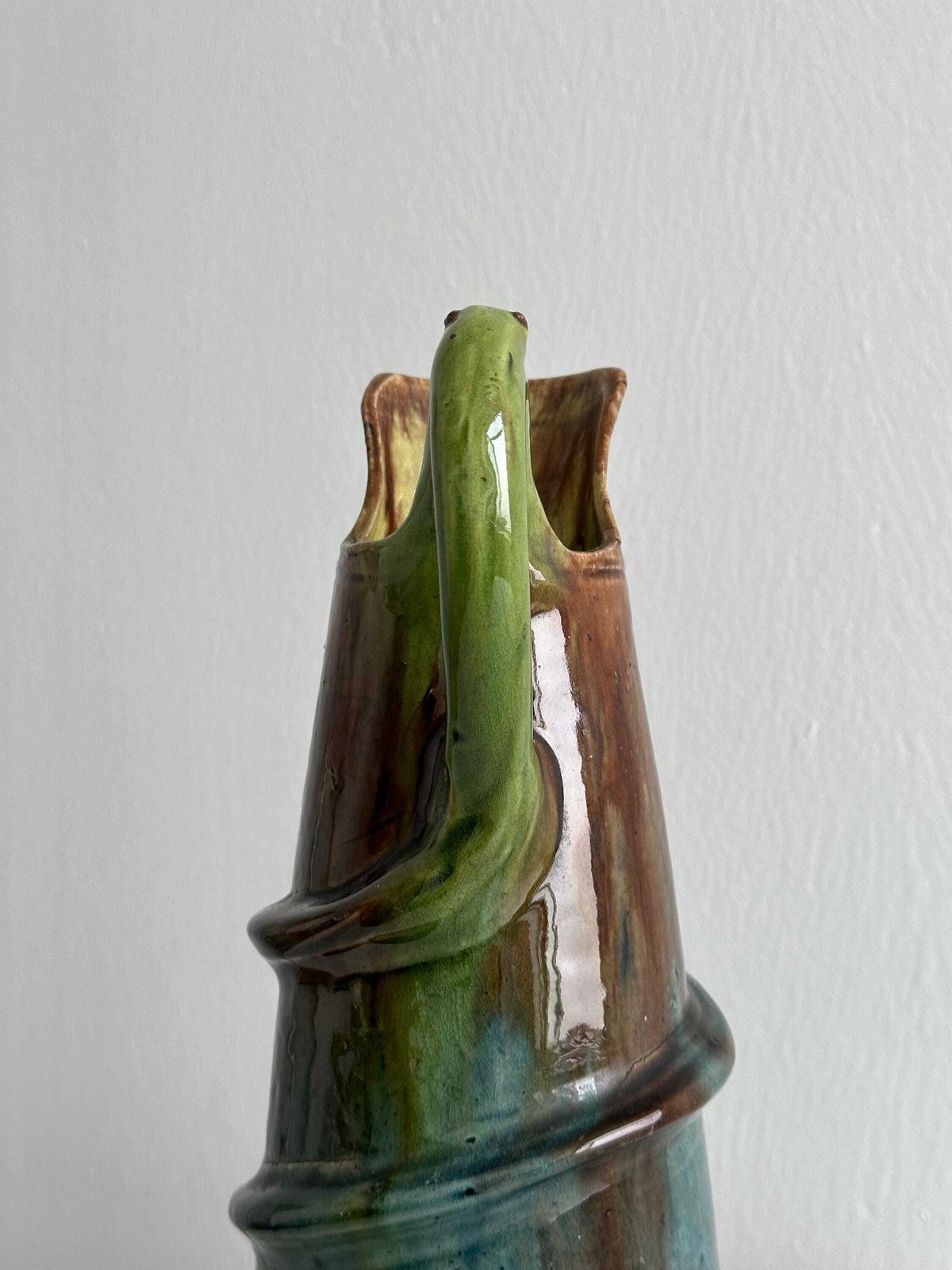 Pichet en céramique émaillée fait main, design unique avec anse en forme de serpent, finition verte et bleue, poterie artisanale photo 197.0