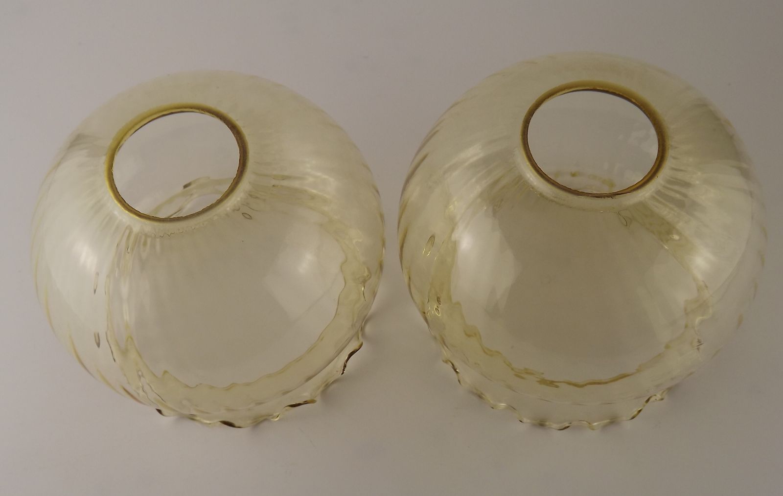 photo furniture Set Van 2 Vintage Franse Amberkleurige Geribbelde Glazen Kappen Met Gekartelde Rand 5595