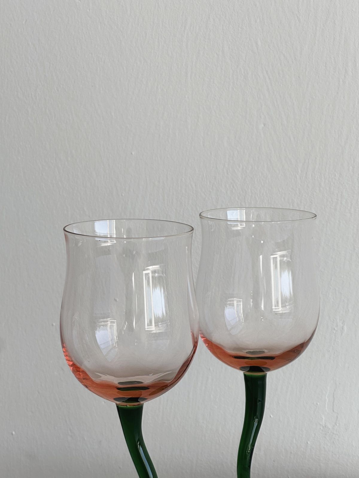Duo handgeblazen glazen in gerookt roze, groen gedraaide voet, elegante tulpvorm – voor tafeldecoratie of verfijnd aperitief photo for sale