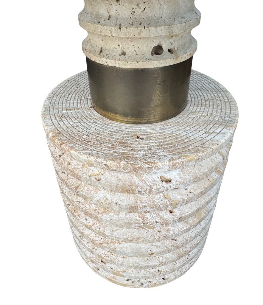 photo vintage A Large Fratelli Manneli Ribbed Italian 1970s Travertine Lamp With Brass Detail