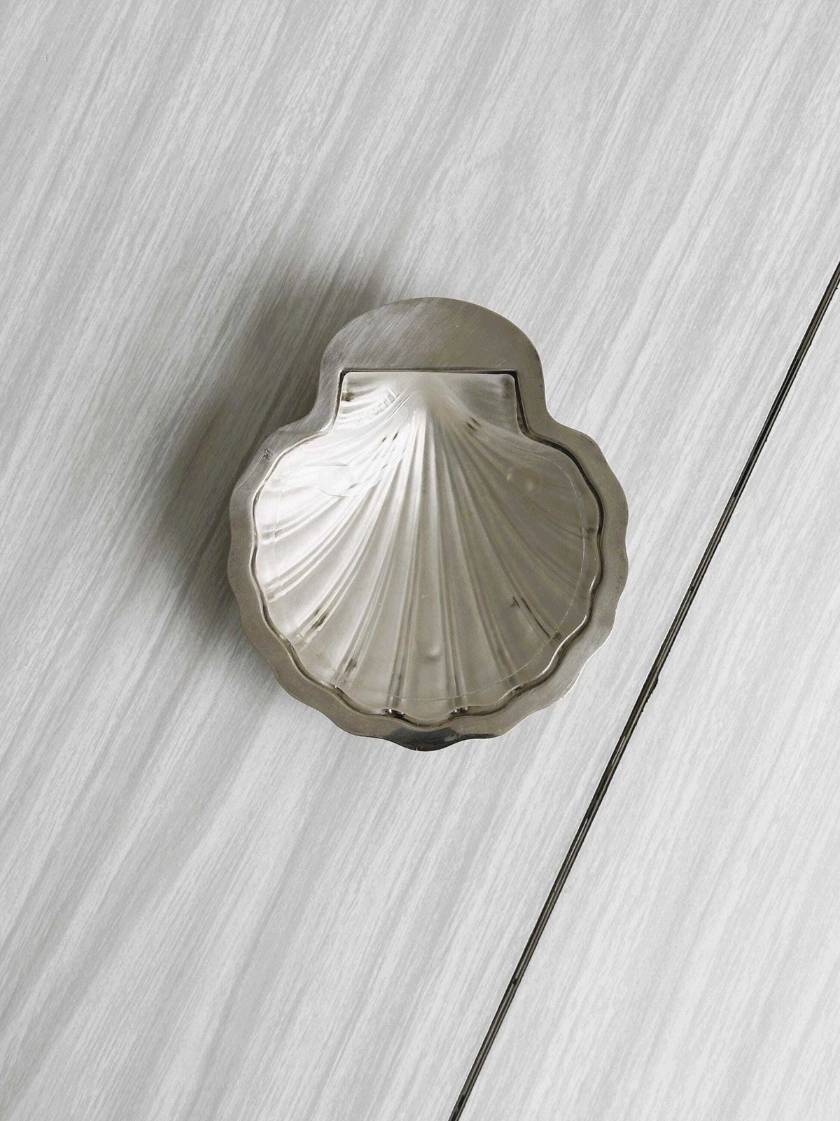 Porte-bijoux ou beurrier en forme de coquille, verre et métal argenté, objet d'époque, décoration de table chic et cadeau raffiné photo furniture