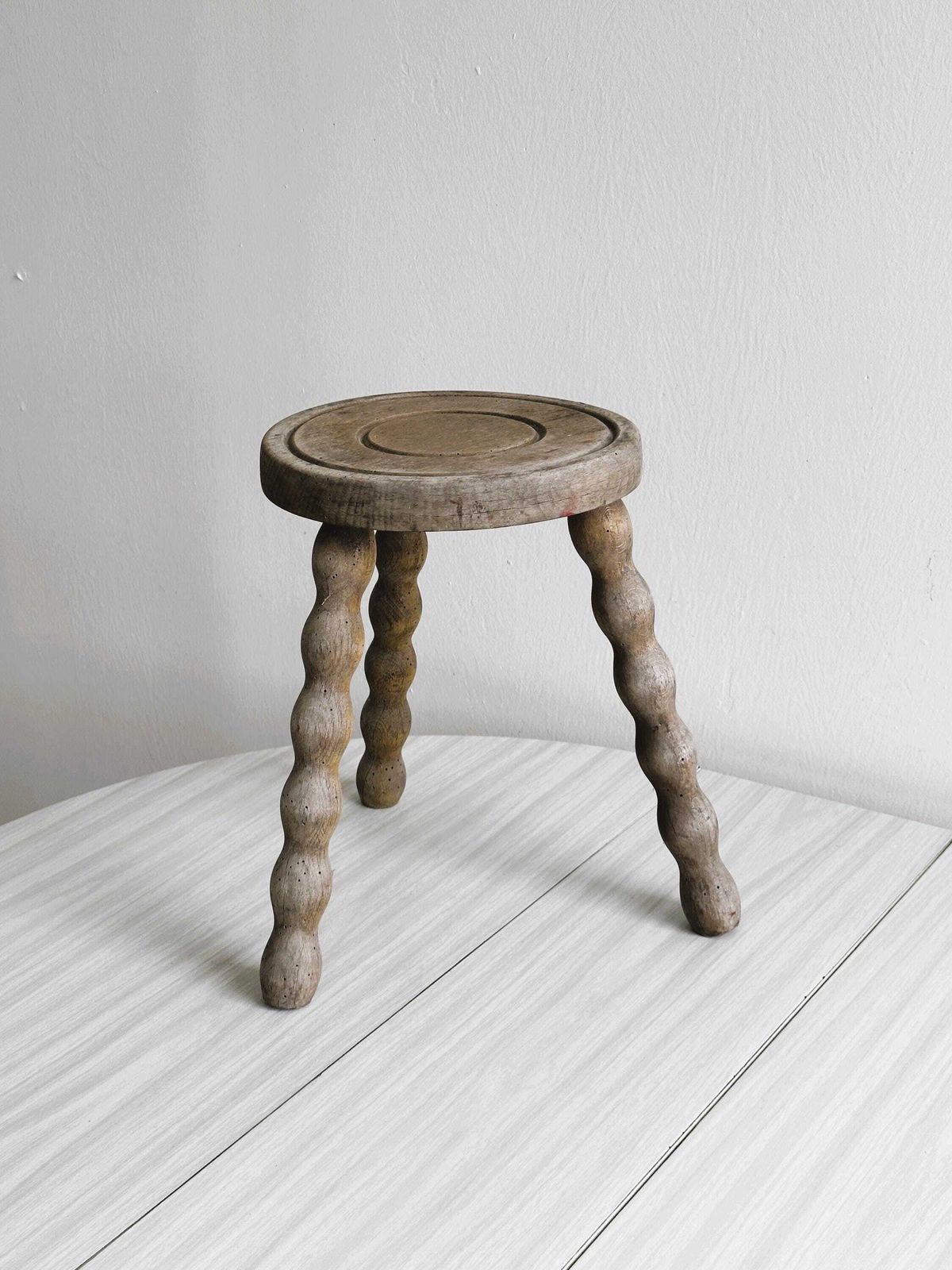 Antieke Kruk Van Onbewerkt Hout, Gedraaide Gesneden Poten, Kleine Rustieke Zitting, Landelijke Decoratie, Vintage Meubilair, Verweerd Hout