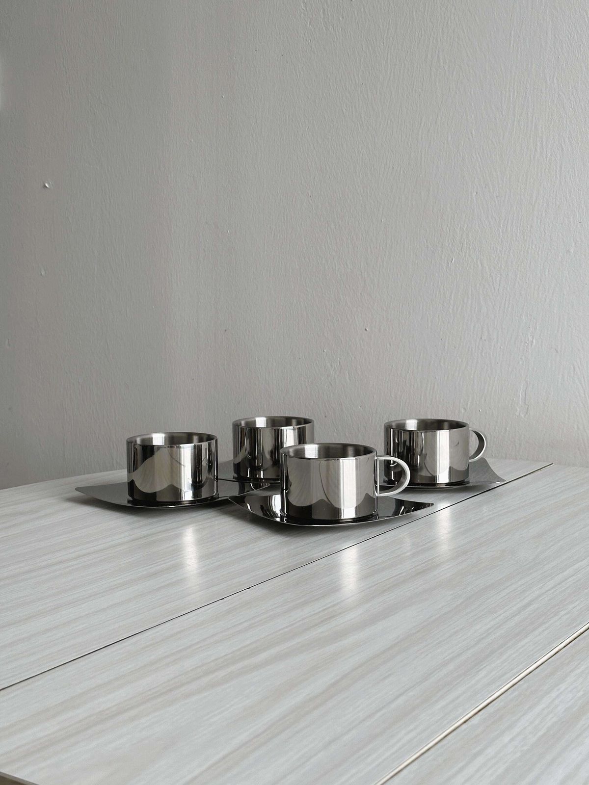 Lot de 4 tasses à café empilables en acier inoxydable avec soucoupes, design moderne brillant, art de la table vintage chic