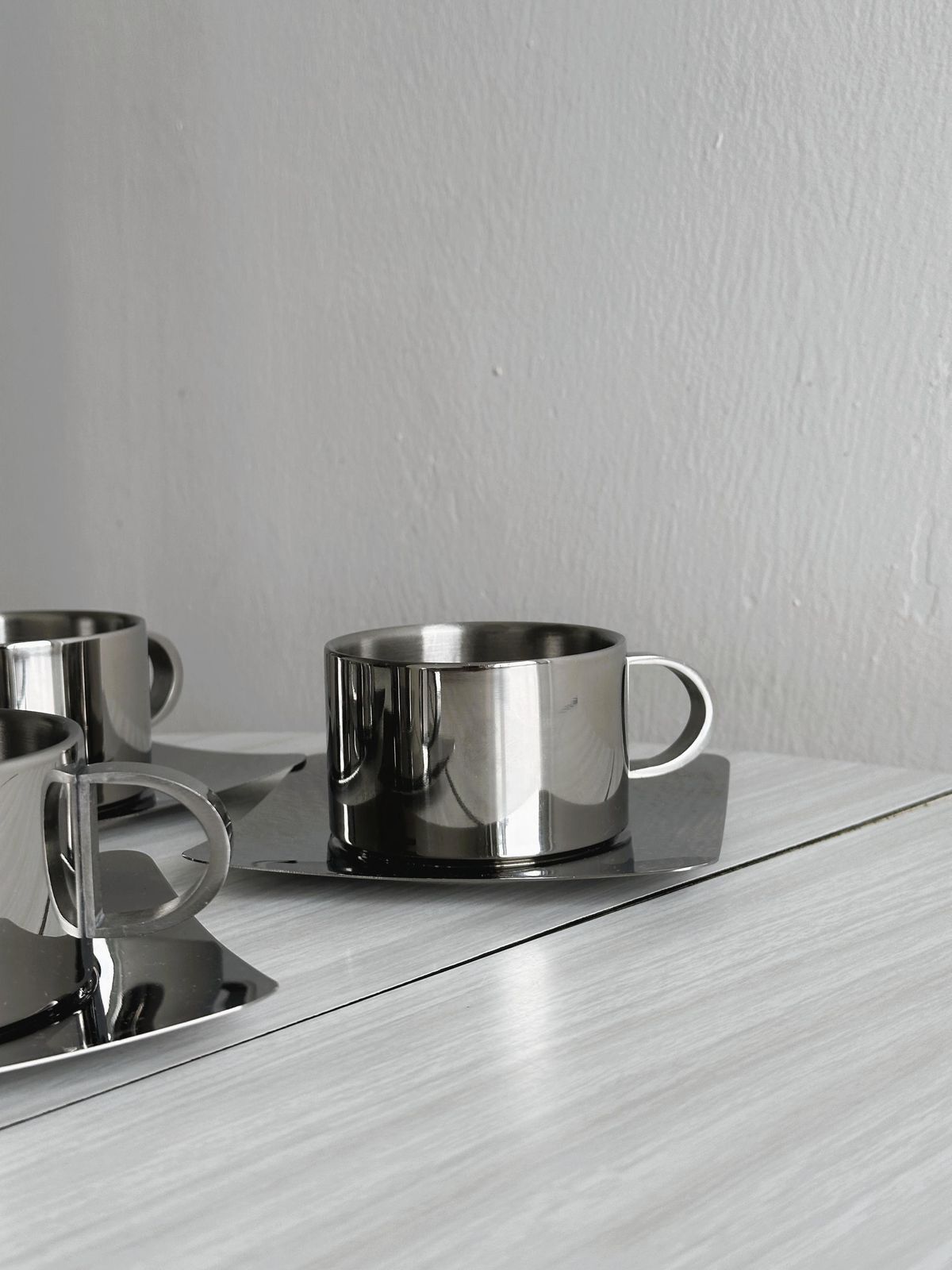 Lot de 4 tasses à café empilables en acier inoxydable avec soucoupes, design moderne brillant, art de la table vintage chic photo furniture