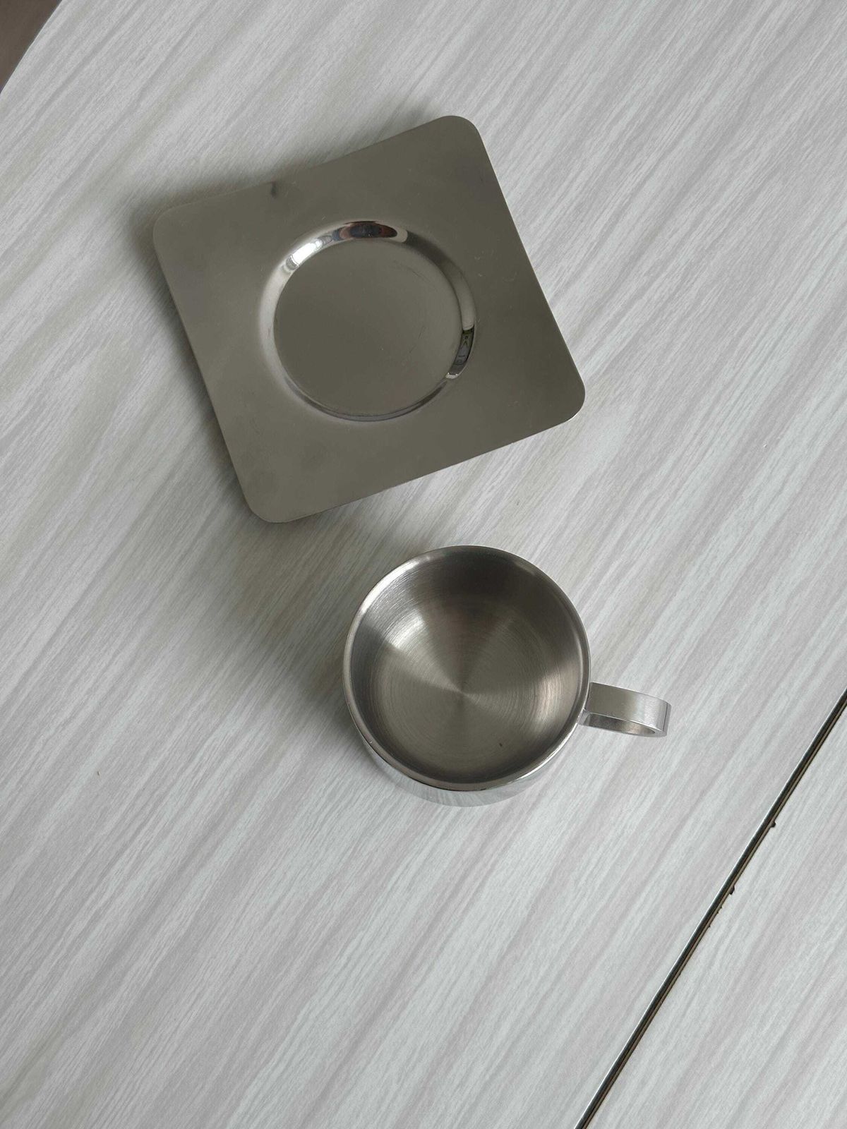 Lot de 4 tasses à café empilables en acier inoxydable avec soucoupes, design moderne brillant, art de la table vintage chic photo Décoration