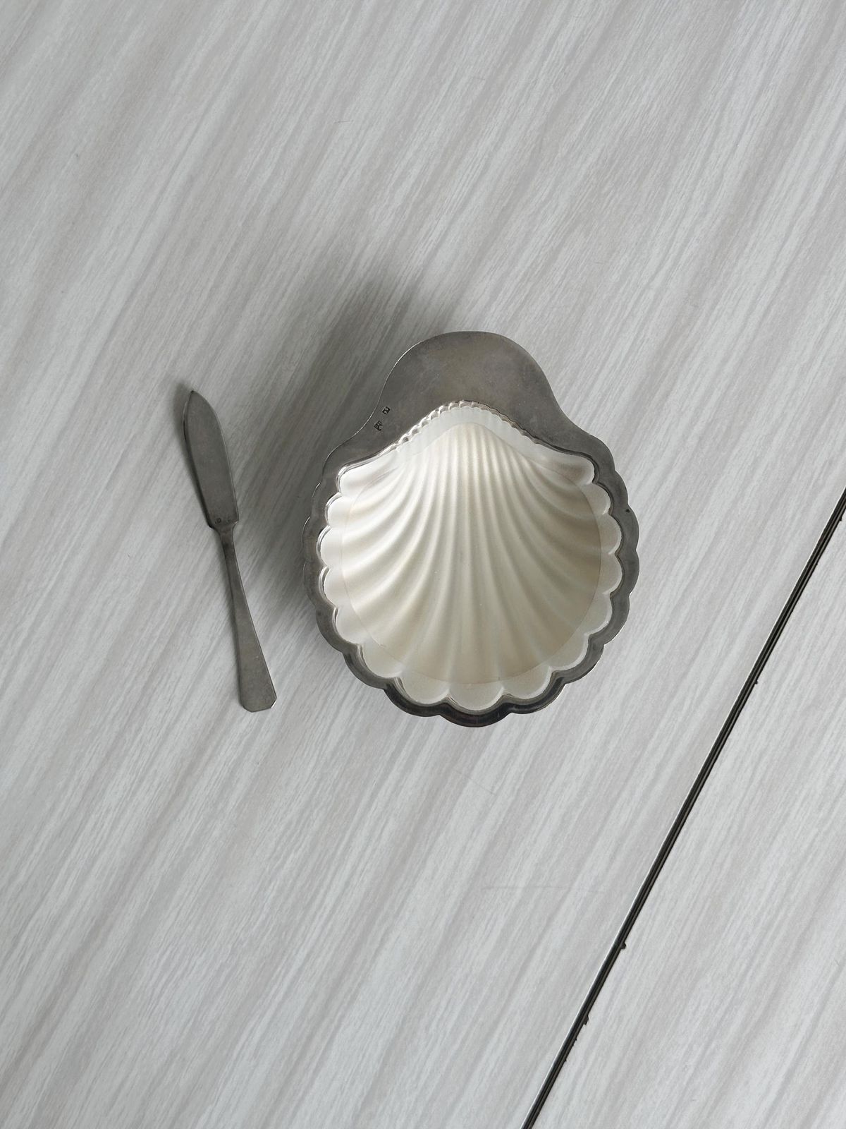 Beurrier de présentation d'époque en forme de coquille, élégant et raffiné, pour un dîner chic ou un petit-déjeuner distingué, cadeau unique photo furniture