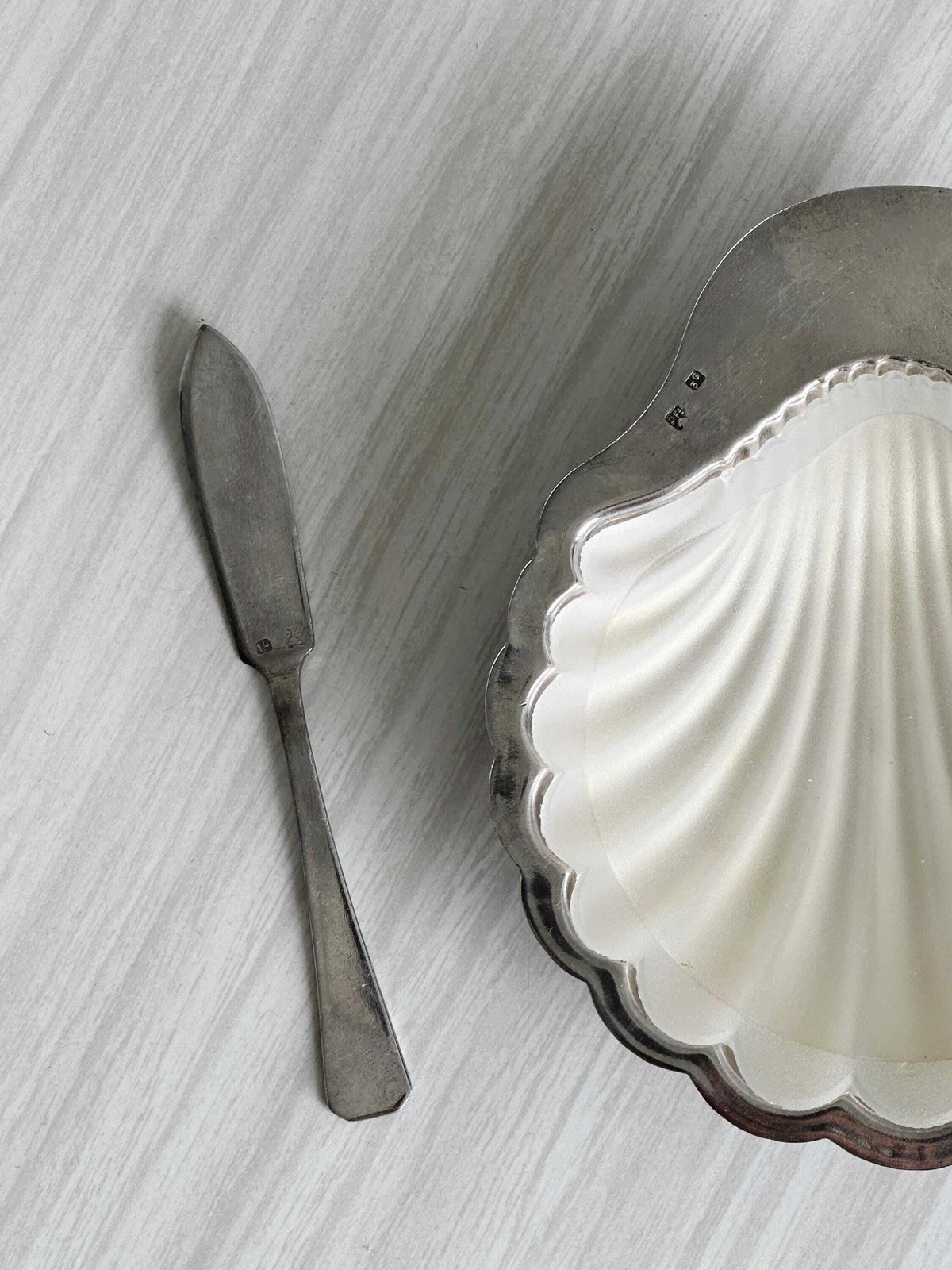 Beurrier de présentation d'époque en forme de coquille, élégant et raffiné, pour un dîner chic ou un petit-déjeuner distingué, cadeau unique photo for sale