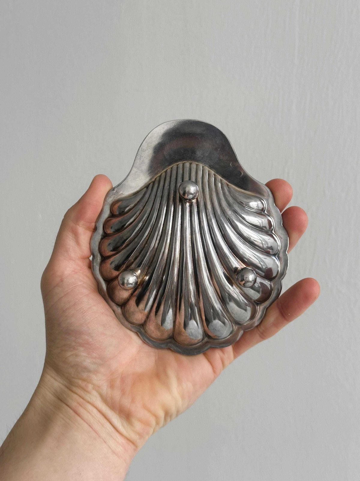 Beurrier de présentation d'époque en forme de coquille, élégant et raffiné, pour un dîner chic ou un petit-déjeuner distingué, cadeau unique photo vinterior