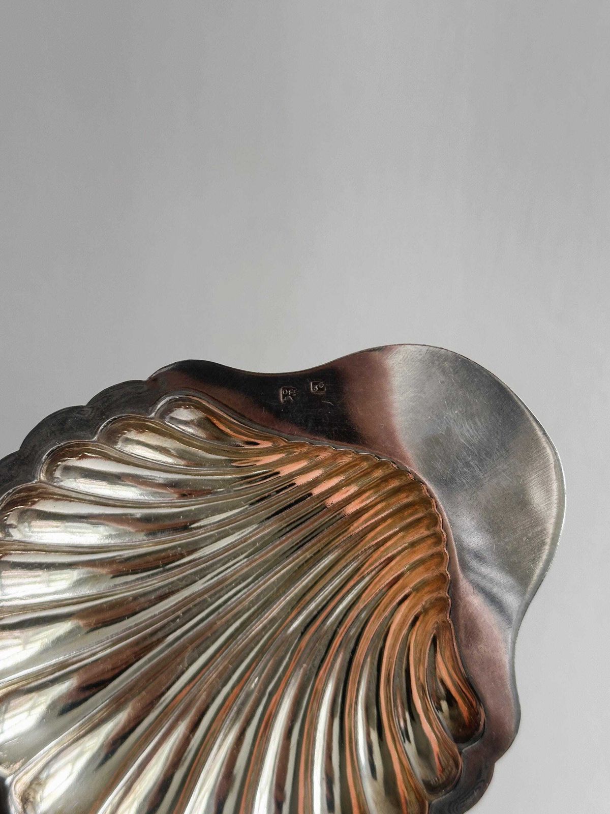 Beurrier de présentation d'époque en forme de coquille, élégant et raffiné, pour un dîner chic ou un petit-déjeuner distingué, cadeau unique photo buy