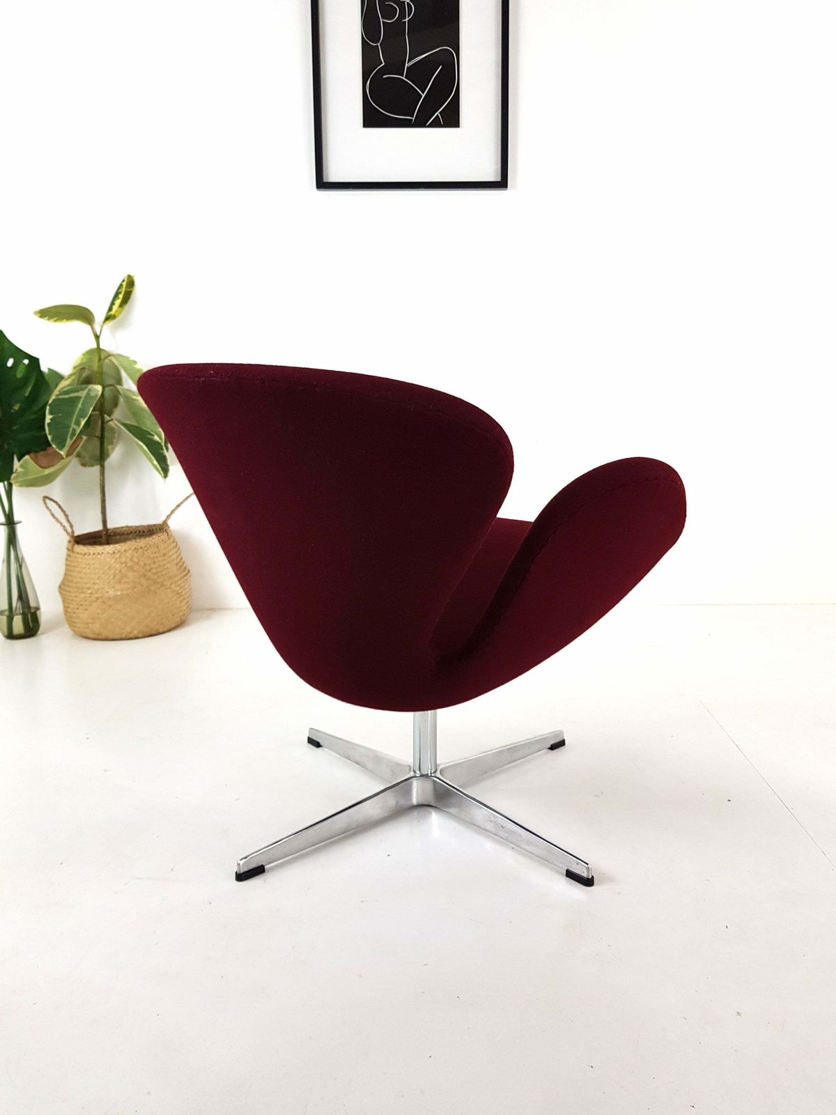 Swan Swivel Chair   Arne Jacobsen Style photo buy