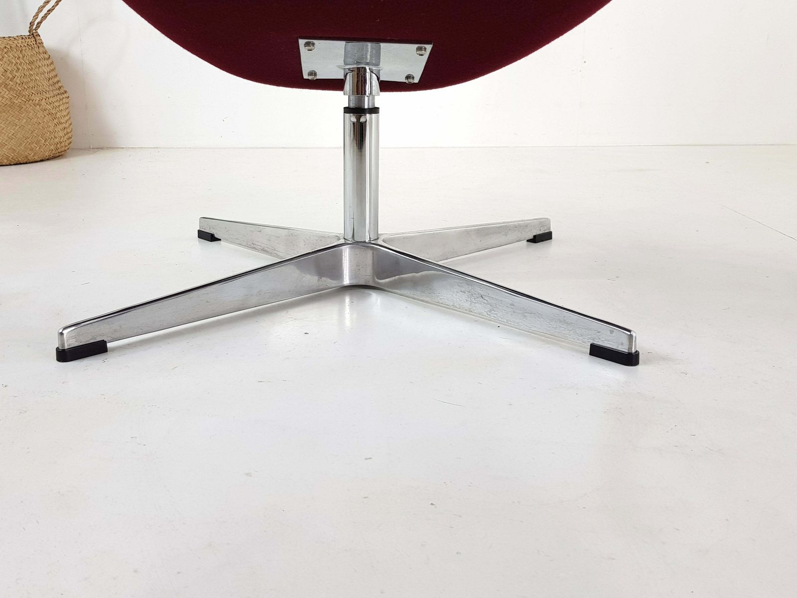 Swan Swivel Chair   Arne Jacobsen Style photo vintage