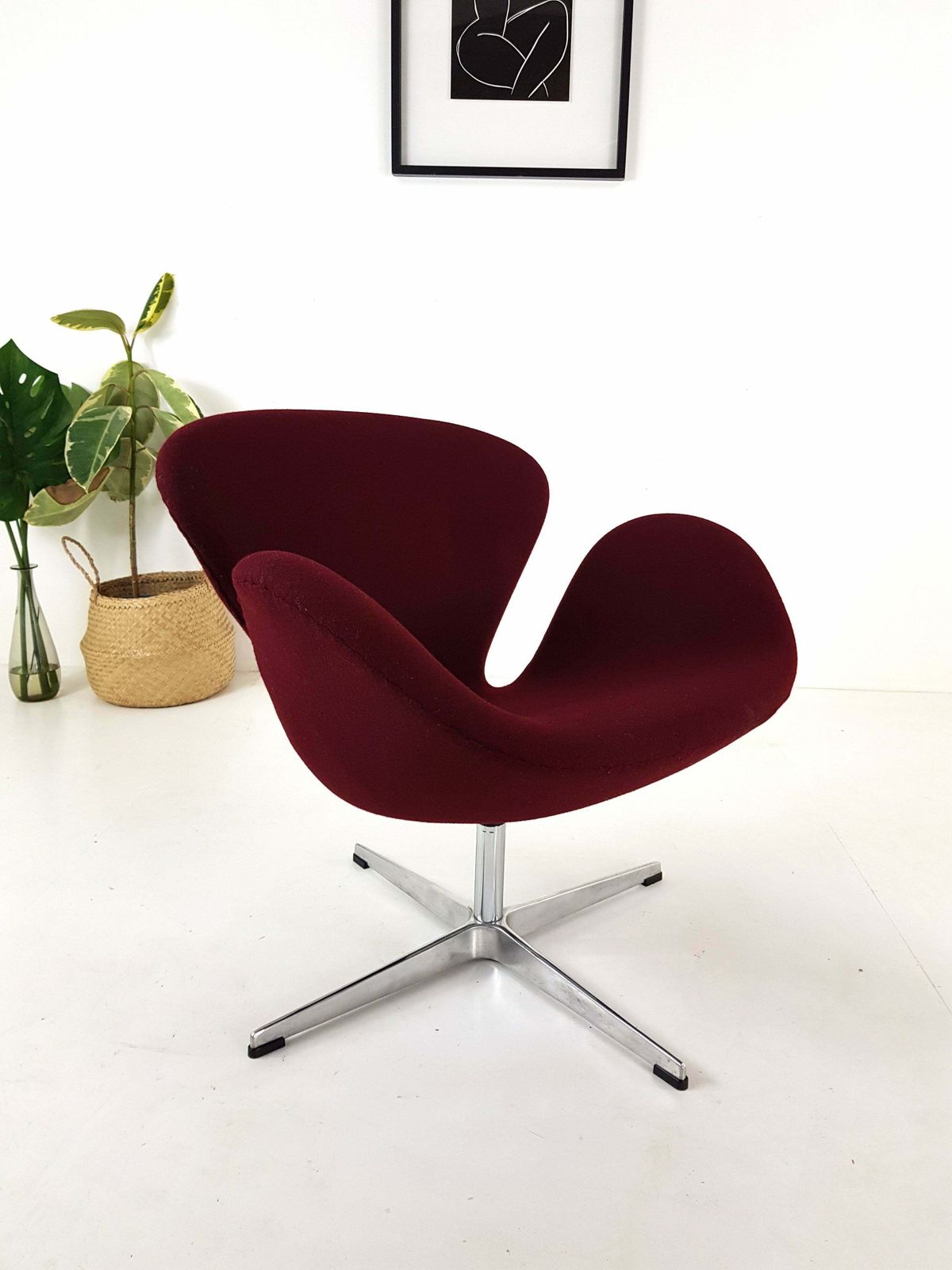 photo furniture Swan Swivel Chair   Arne Jacobsen Style