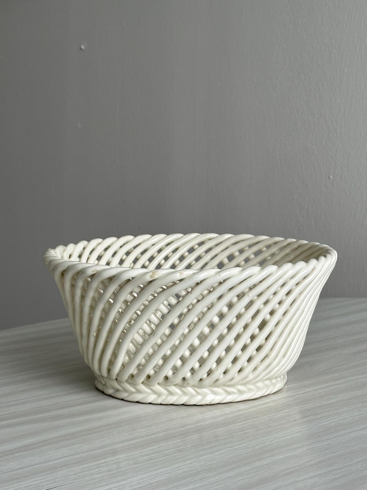 Panier en céramique blanche tressée, design artisanal, pièce décorative, corbeille à fruits ou à pain, accessoire de table intemporel photo for sale