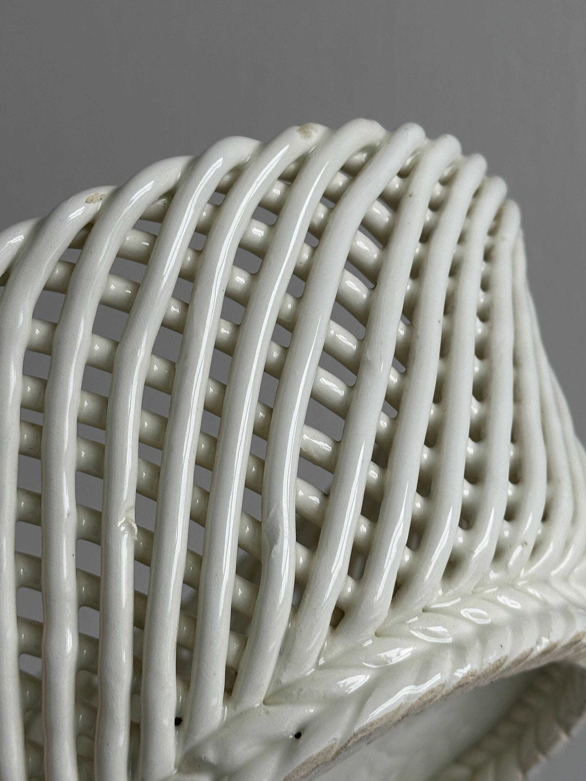 Panier en céramique blanche tressée, design artisanal, pièce décorative, corbeille à fruits ou à pain, accessoire de table intemporel photo vinterior