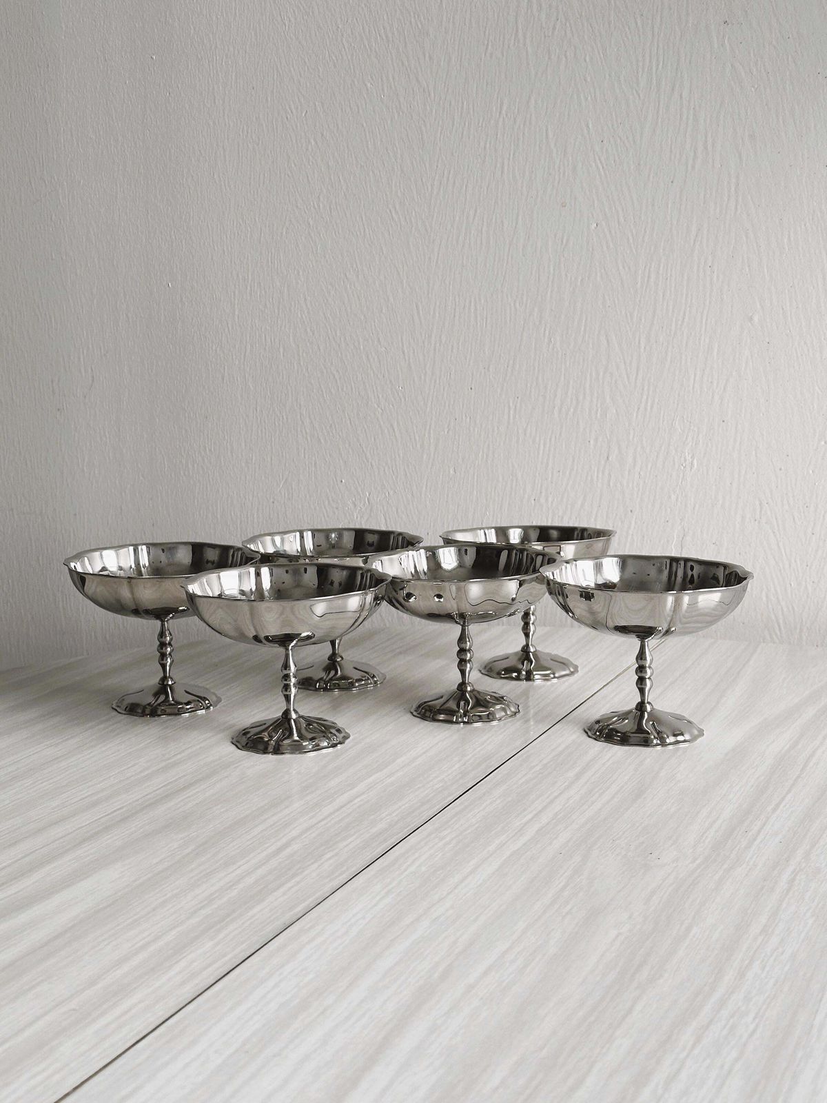 Lot de 6 ou 8 grands bols sur pied en acier inoxydable, de style Létang Remy, fabrication française, art de la table en métal, service à dessert