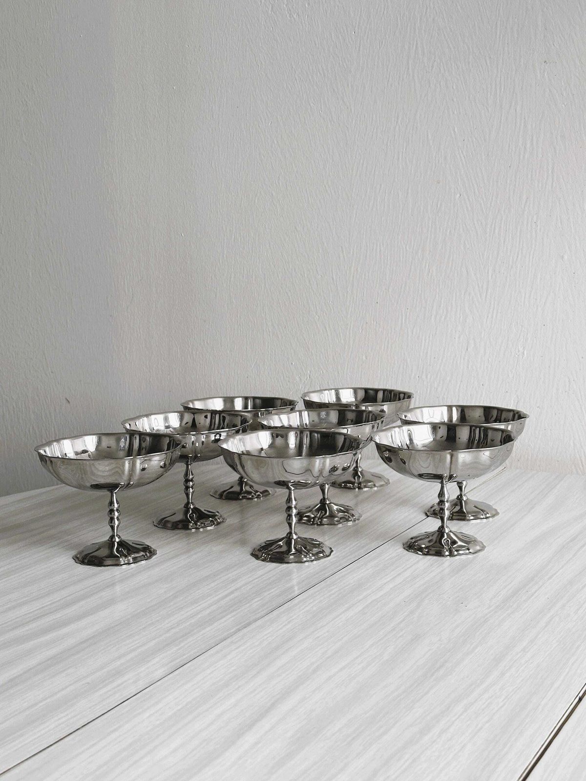 photo furniture Lot de 6 ou 8 grands bols sur pied en acier inoxydable, de style Létang Remy, fabrication française, art de la table en métal, service à dessert