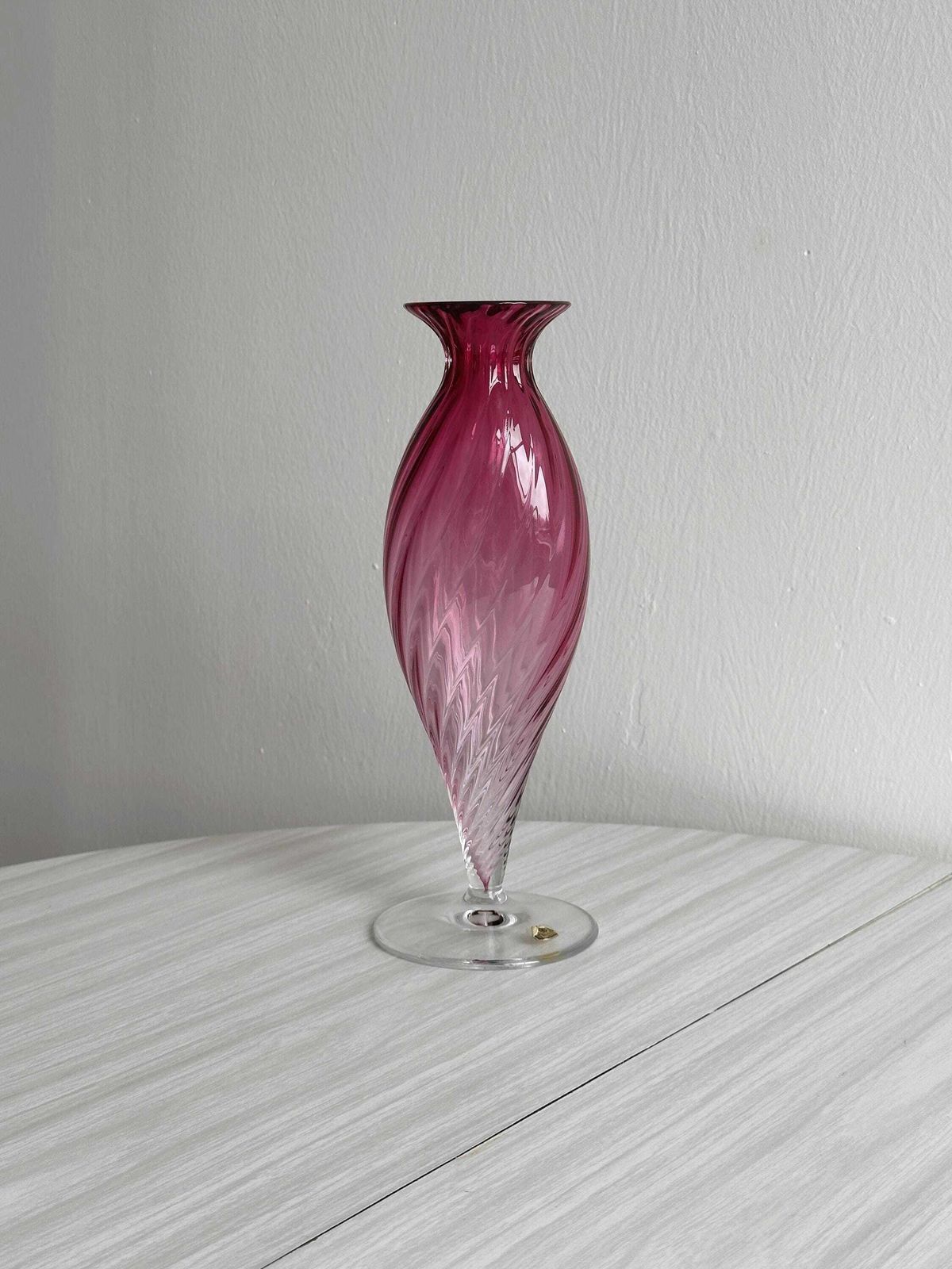 Vase en verre soufflé torsadé rose, Cristallerie Du Val Saint Lambert