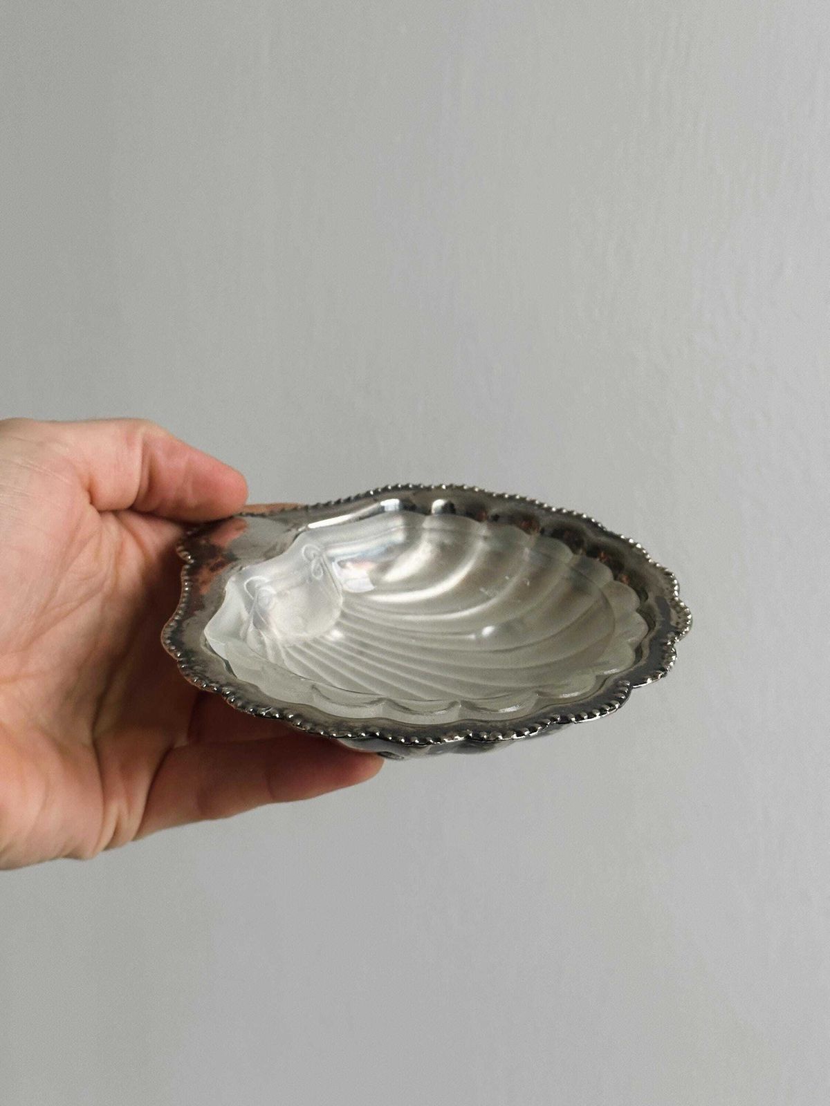 Petit plat à beurre et à confiture en métal patiné, style Létang Remy, décor en coquille, décoration marine ancienne photo Décoration