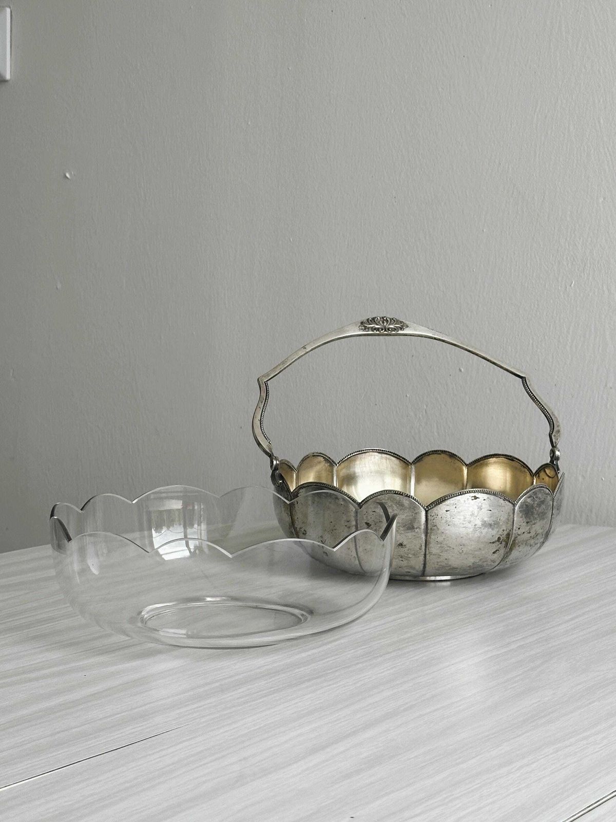 Plat d'époque en verre et métal argenté, saladier ou coupe à compote, présentation de table raffinée pour un buffet élégant photo Décoration