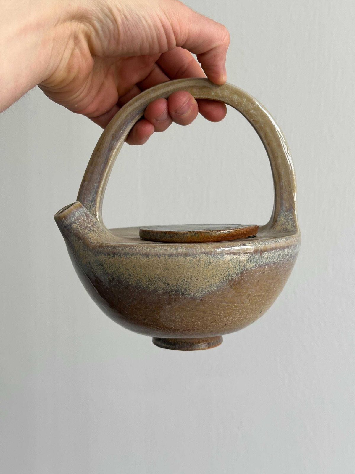 Théière en céramique artisanale, forme sculpturale élégante avec anse intégrée, pièce décorative unique pour cuisine ou collection photo buy