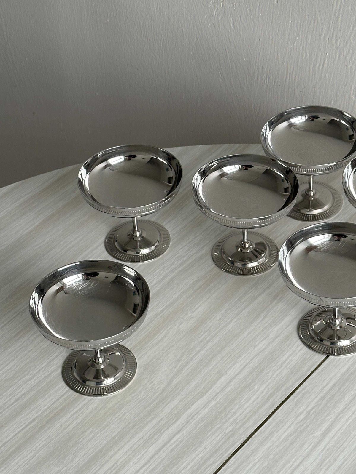 Set Roestvrijstalen Schaaltjes Op Voet In De Stijl Van Letang Remy, Gemaakt In Frankrijk – Metalen Tafelgerei, Roestvrijstalen Schaaltjes, Roestvrijstalen Dessertset photo vinterior