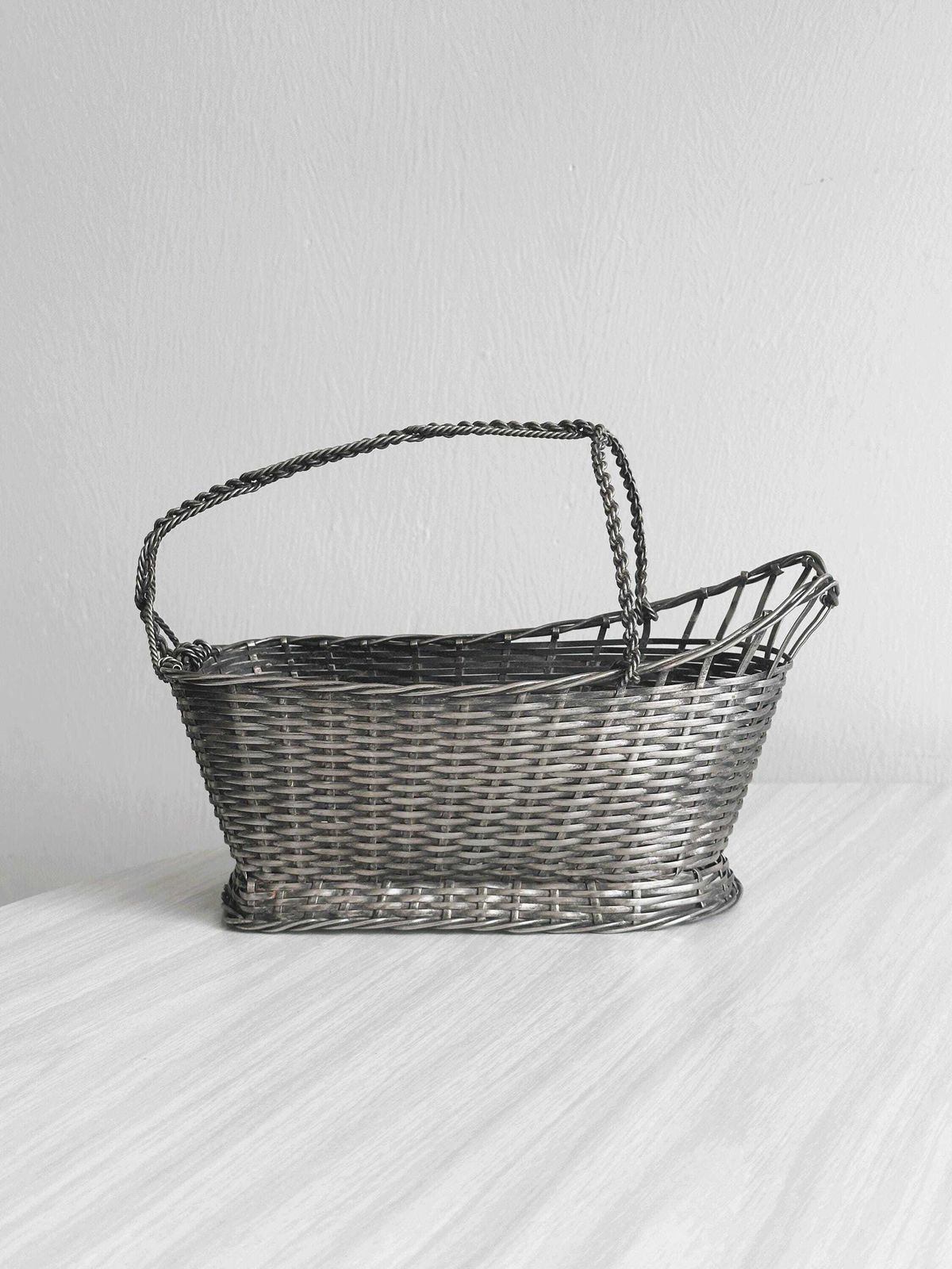 Woven Metal Wine Basket, Elegant Bottle Holder, Table Accessory, Retro Decoration, Table Art, Gift For Wine Lover